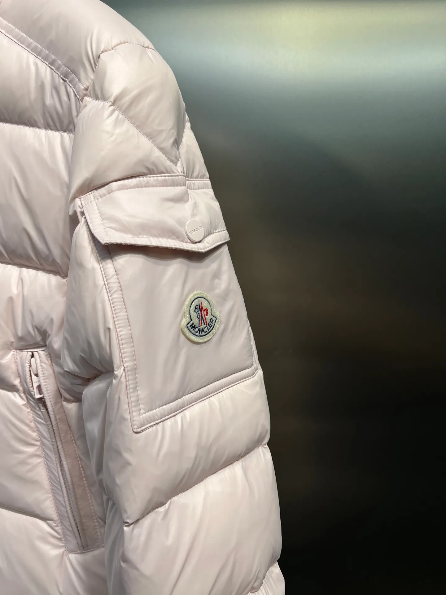 P780 moncler 🌟down jacket, original custom-made hardware accessories, all imported and original customization, welcome to compare, absolutely high quality, using top-grade 90 white duck down, super soft, fluffy and plump, super heavy-duty, excellent fabric workmanship, perfect version. Note⚠The fabric is super comfortable, exclusive model, non-market goods, same sizes for men and women.  size: 1234