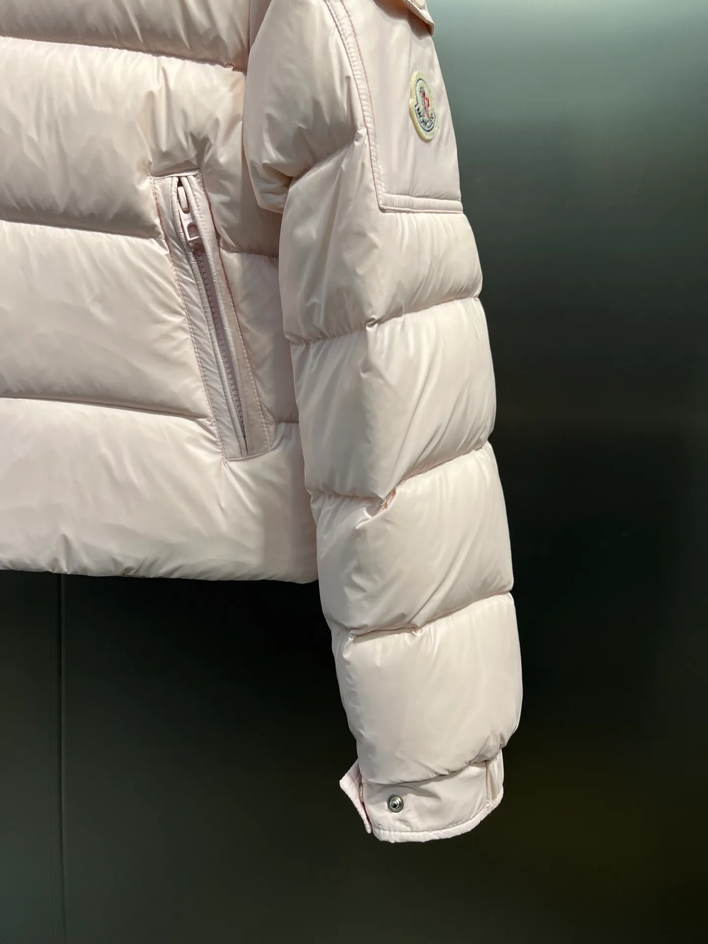 P780 moncler 🌟down jacket, original custom-made hardware accessories, all imported and original customization, welcome to compare, absolutely high quality, using top-grade 90 white duck down, super soft, fluffy and plump, super heavy-duty, excellent fabric workmanship, perfect version. Note⚠The fabric is super comfortable, exclusive model, non-market goods, same sizes for men and women.  size: 1234