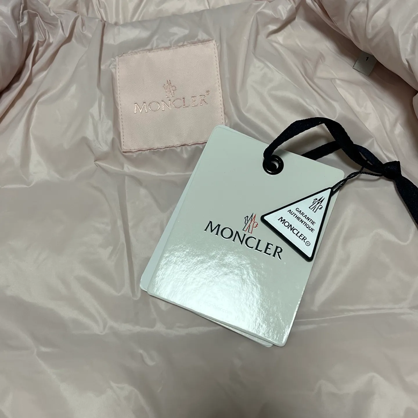 P780 moncler 🌟down jacket, original custom-made hardware accessories, all imported and original customization, welcome to compare, absolutely high quality, using top-grade 90 white duck down, super soft, fluffy and plump, super heavy-duty, excellent fabric workmanship, perfect version. Note⚠The fabric is super comfortable, exclusive model, non-market goods, same sizes for men and women.  size: 1234
