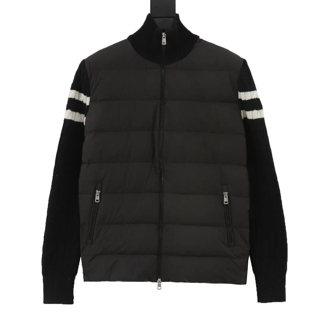 P580 Moncler Mouth 24ss Wool Blended Spliced Down Jacket Spliced down jackets are very popular this year. The whole dress is relatively light and not as bulky as imagined. The down fluffiness is also acceptable. The woolen part is the same wool blend as the cabinet. The collar and zipper are both real shots, and the smoothness of the zipper is also very good. The lining is filled with national standard white goose down. Some details can be seen in real shots. The splicing process on the inside is also very fine. Style number: A70# Color: Premium gray black Size: 1 2 3 4 5
