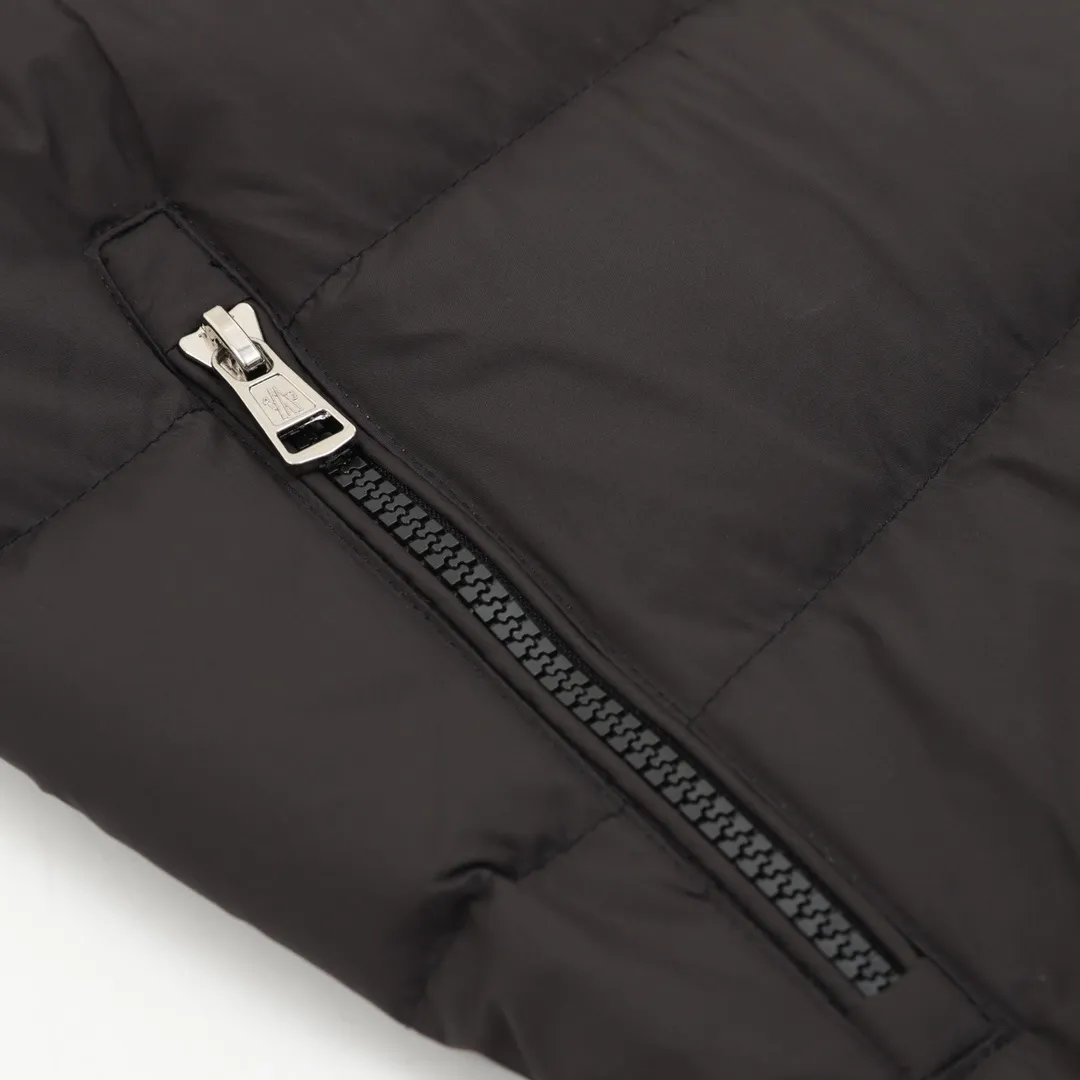 P580 Moncler Mouth 24ss Wool Blended Spliced Down Jacket Spliced down jackets are very popular this year. The whole dress is relatively light and not as bulky as imagined. The down fluffiness is also acceptable. The woolen part is the same wool blend as the cabinet. The collar and zipper are both real shots, and the smoothness of the zipper is also very good. The lining is filled with national standard white goose down. Some details can be seen in real shots. The splicing process on the inside is also very fine. Style number: A70# Color: Premium gray black Size: 1 2 3 4 5