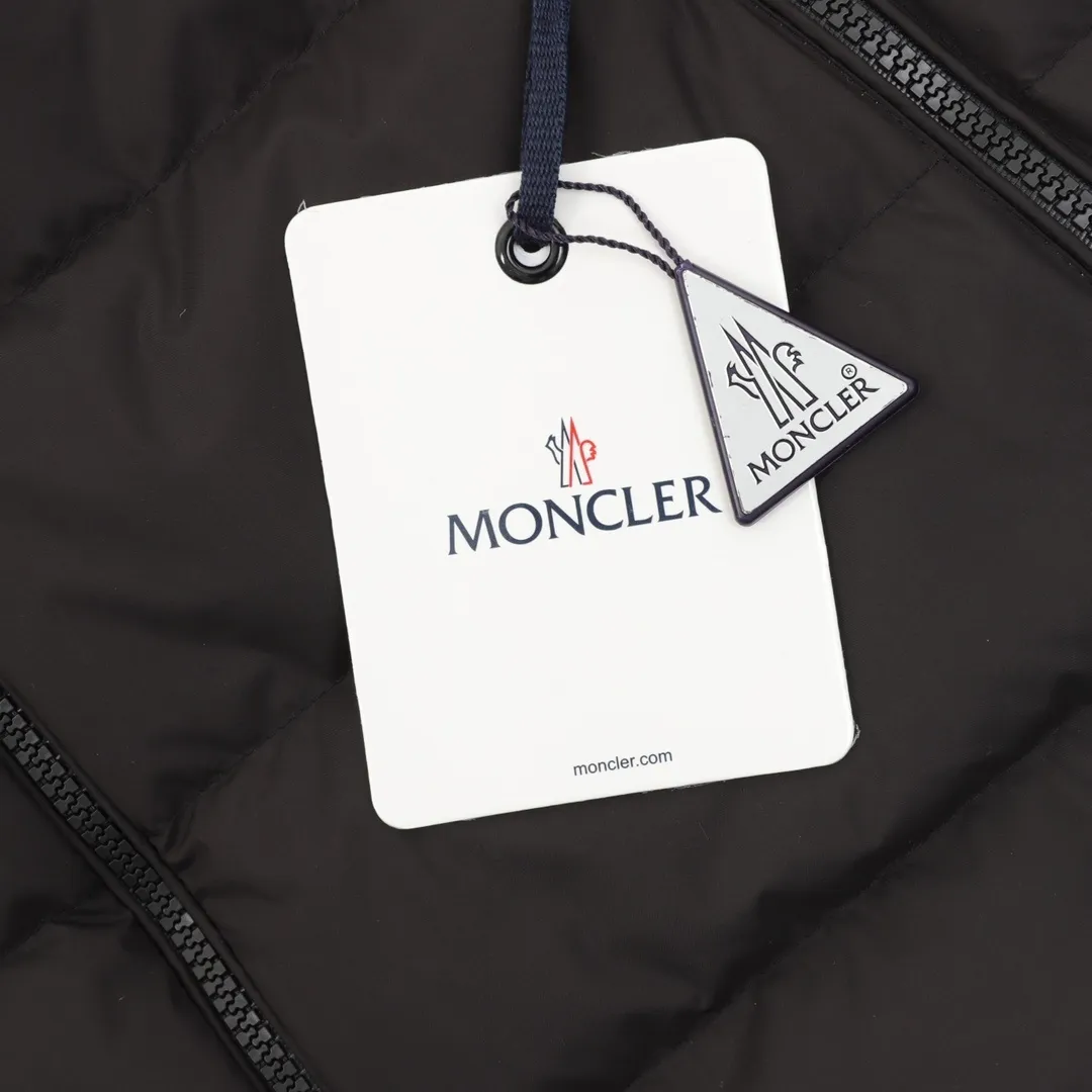P580 Moncler Mouth 24ss Wool Blended Spliced Down Jacket Spliced down jackets are very popular this year. The whole dress is relatively light and not as bulky as imagined. The down fluffiness is also acceptable. The woolen part is the same wool blend as the cabinet. The collar and zipper are both real shots, and the smoothness of the zipper is also very good. The lining is filled with national standard white goose down. Some details can be seen in real shots. The splicing process on the inside is also very fine. Style number: A70# Color: Premium gray black Size: 1 2 3 4 5