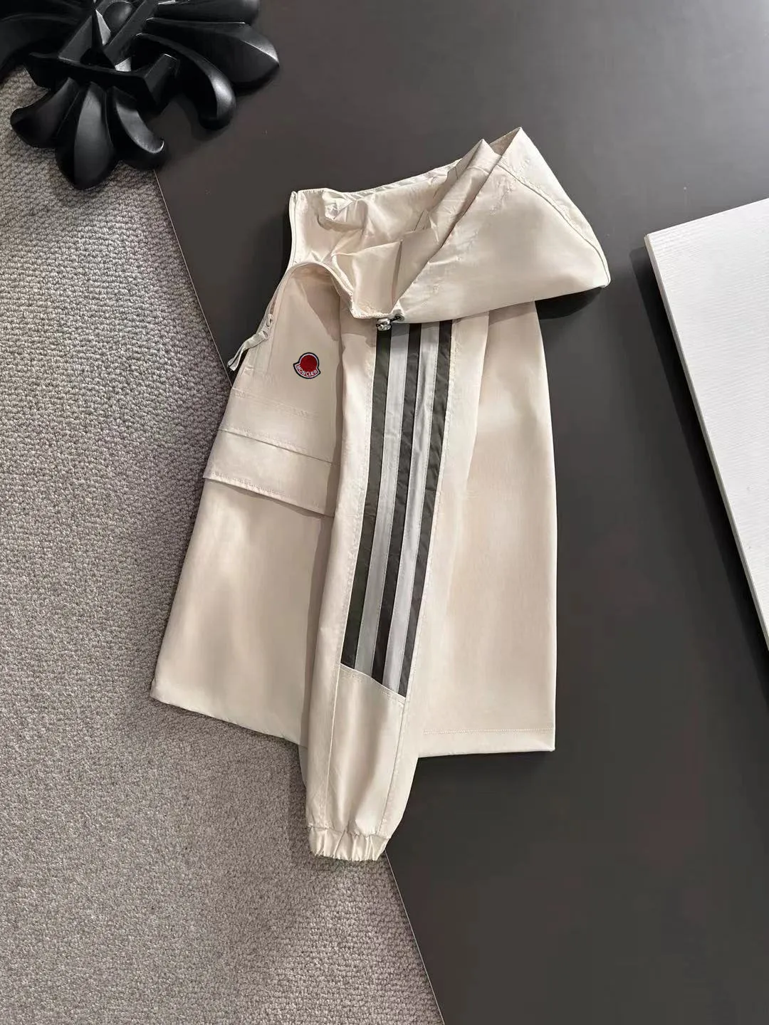 Next day shipping P720 MONCLER/Balenciaga high quality 2025 autumn and winter new casual heavy industry suit exclusively developed by yb! High quality production! The top version of the trading company channel order, external orders for imported custom fabrics, high breathability and comfort, impeccable details, absolutely worth buying! This type of suit is also a must-have for lazy people. You don’t have to think about how to match it, you can just get it in one set! Brand element design concept, delicate and soft feel! It presents a casual cut and the upper body shape is great! On sale simultaneously on the official website! From a high-end men's positioning brand, the low-key luxury taste is irresistible! Exquisite workmanship and impeccable quality! The overall style is simple, fashionable and timeless, fully meeting the requirements of stylish and tasteful dressing! Size: M to 5XL (or state your height and weight when placing an order)