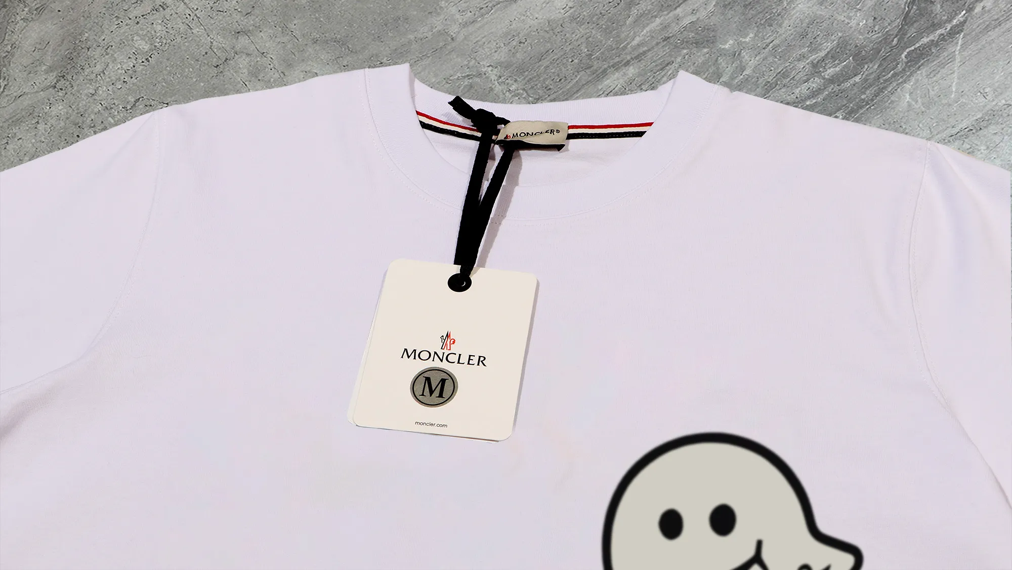 P210 High-version sweatshirt) [Long-term stock] 〖𝐌𝐎𝐍𝐂𝐋𝐄𝐑~Mask〗 Made of 440g heavy-weight fabric. It is different from the market currency. It can be matched with any variety and is properly handsome. 😎The whole dress is made of double waistcoats. The double waistcoats make the whole dress more three-dimensional. Not ordinary factories can do such fine work. 2025 Spring runway version of the T stage, on sale at the counter, round neck terry sweatshirt, high-end double-strand pure cotton, custom-made stretch ribs, dyed in the same vat, complete with three standards, matched with exquisite embroidered LOGO on the chest, simple and advanced, same style for men and women. Color: black, apricot, white, size: S M L XL 2XL
