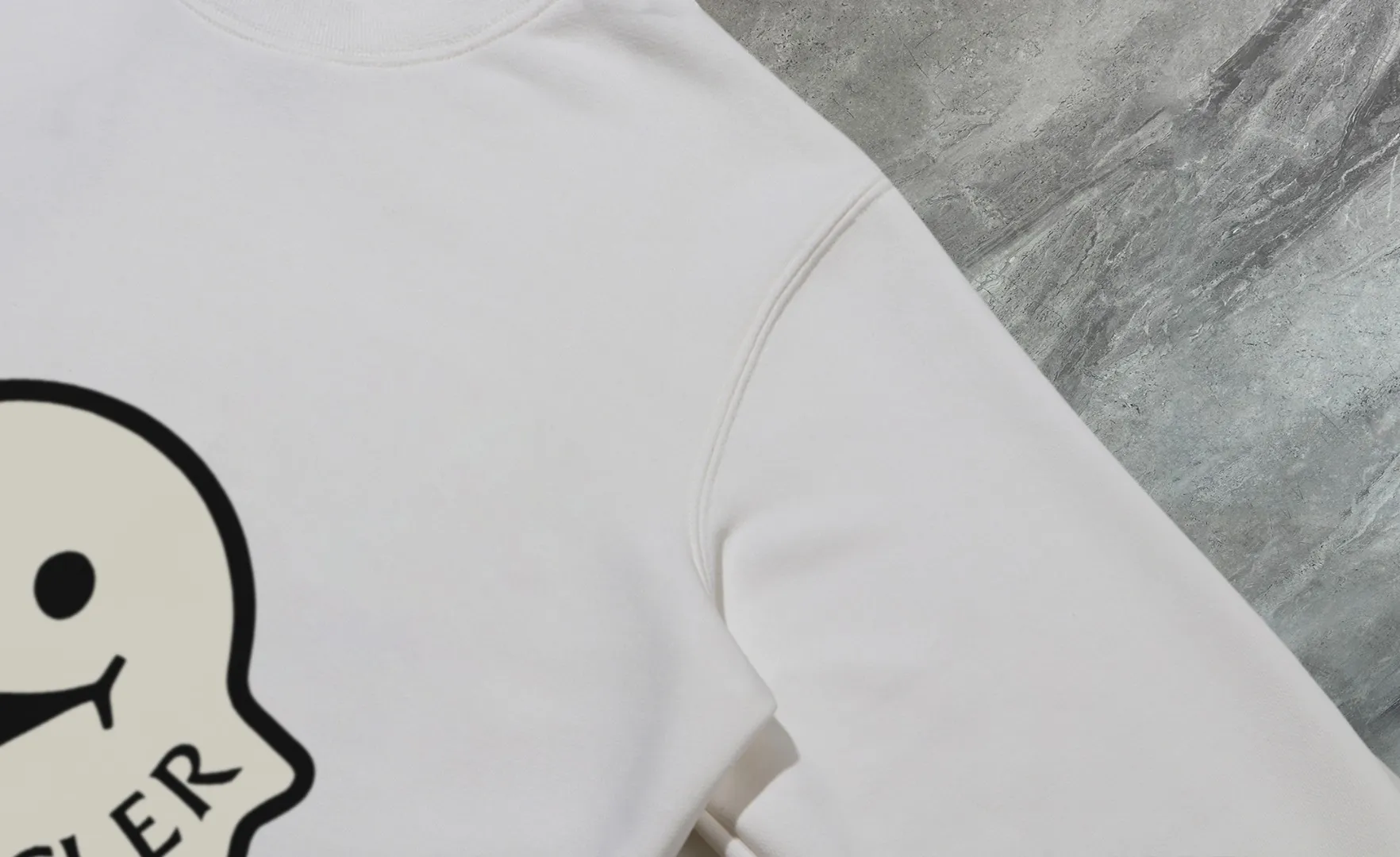 P210 High-version sweatshirt) [Long-term stock] 〖𝐌𝐎𝐍𝐂𝐋𝐄𝐑~Mask〗 Made of 440g heavy-weight fabric. It is different from the market currency. It can be matched with any variety and is properly handsome. 😎The whole dress is made of double waistcoats. The double waistcoats make the whole dress more three-dimensional. Not ordinary factories can do such fine work. 2025 Spring runway version of the T stage, on sale at the counter, round neck terry sweatshirt, high-end double-strand pure cotton, custom-made stretch ribs, dyed in the same vat, complete with three standards, matched with exquisite embroidered LOGO on the chest, simple and advanced, same style for men and women. Color: black, apricot, white, size: S M L XL 2XL