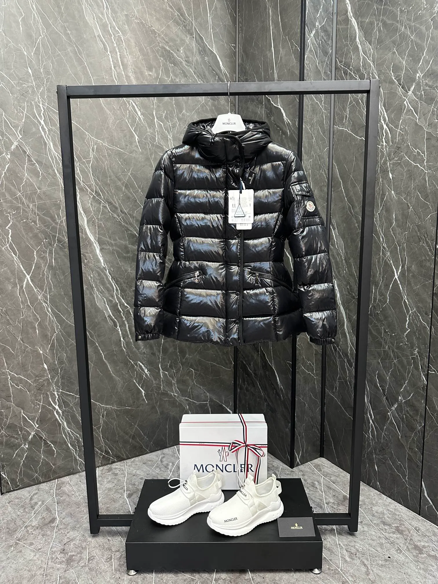 P780 Highest Version 💎 Popular Promotion ⬆️Moncler Barante Women's Short Down Jacket The Barante short down jacket combines femininity with practical functions, reinterpreting the aesthetic style of the 1970s for modern women. The Barante down jacket is made from lustrous nylon and is inspired by the 1970s. It adopts a waist design and presents an A-line silhouette, highlighting a feminine style. An adjustable hood and signature logo patch add finishing touches. Details •Made of nylon laqué fabric •Nylon laqué lining •Down filling •Adjustable hood •Zip and snap closure •Suit pocket •Adjustable cuffs Size : 0-4 Snow White/Light Pink/Black. D9865076550
