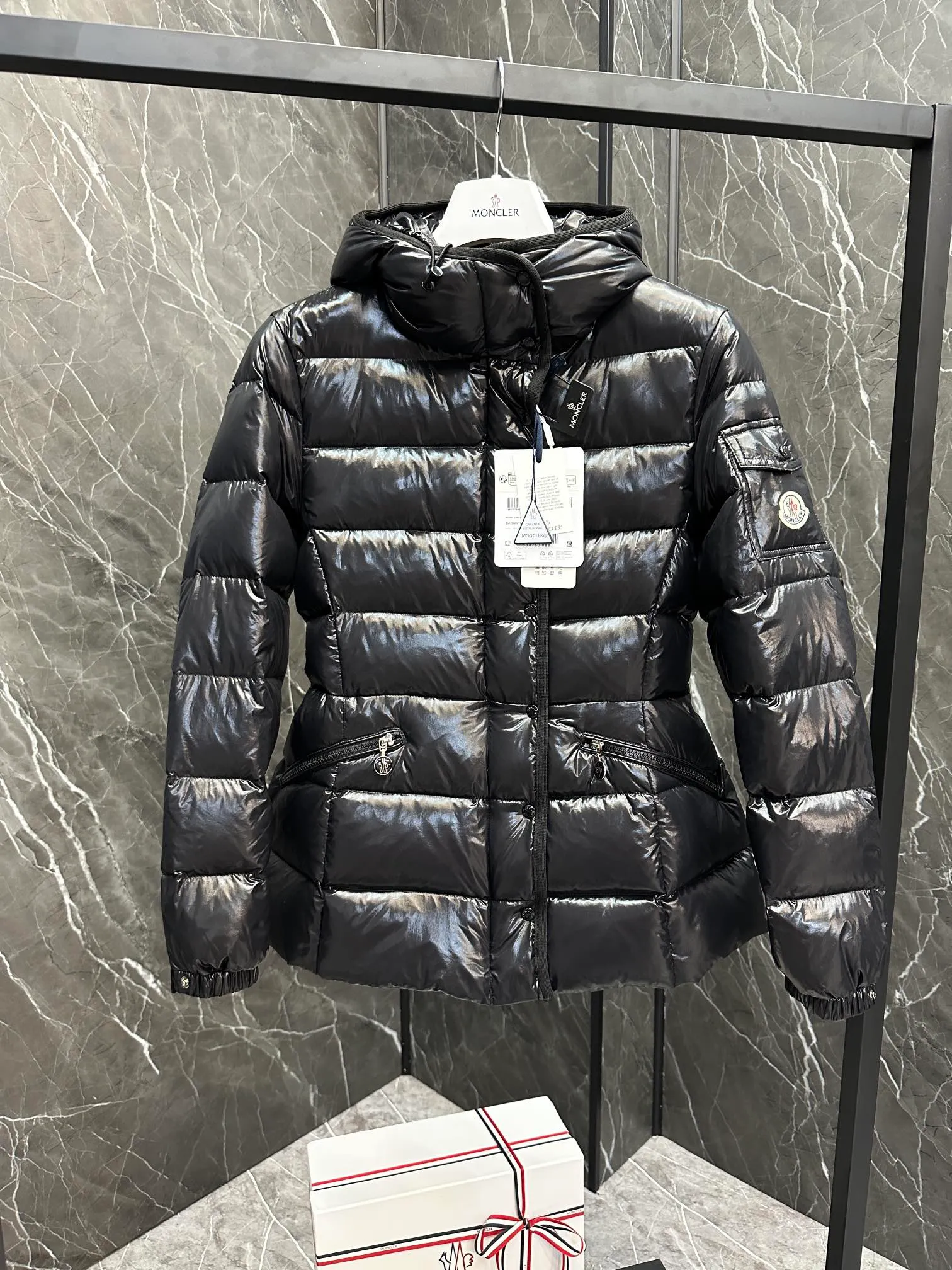 P780 Highest Version 💎 Popular Promotion ⬆️Moncler Barante Women's Short Down Jacket The Barante short down jacket combines femininity with practical functions, reinterpreting the aesthetic style of the 1970s for modern women. The Barante down jacket is made from lustrous nylon and is inspired by the 1970s. It adopts a waist design and presents an A-line silhouette, highlighting a feminine style. An adjustable hood and signature logo patch add finishing touches. Details •Made of nylon laqué fabric •Nylon laqué lining •Down filling •Adjustable hood •Zip and snap closure •Suit pocket •Adjustable cuffs Size : 0-4 Snow White/Light Pink/Black. D9865076550