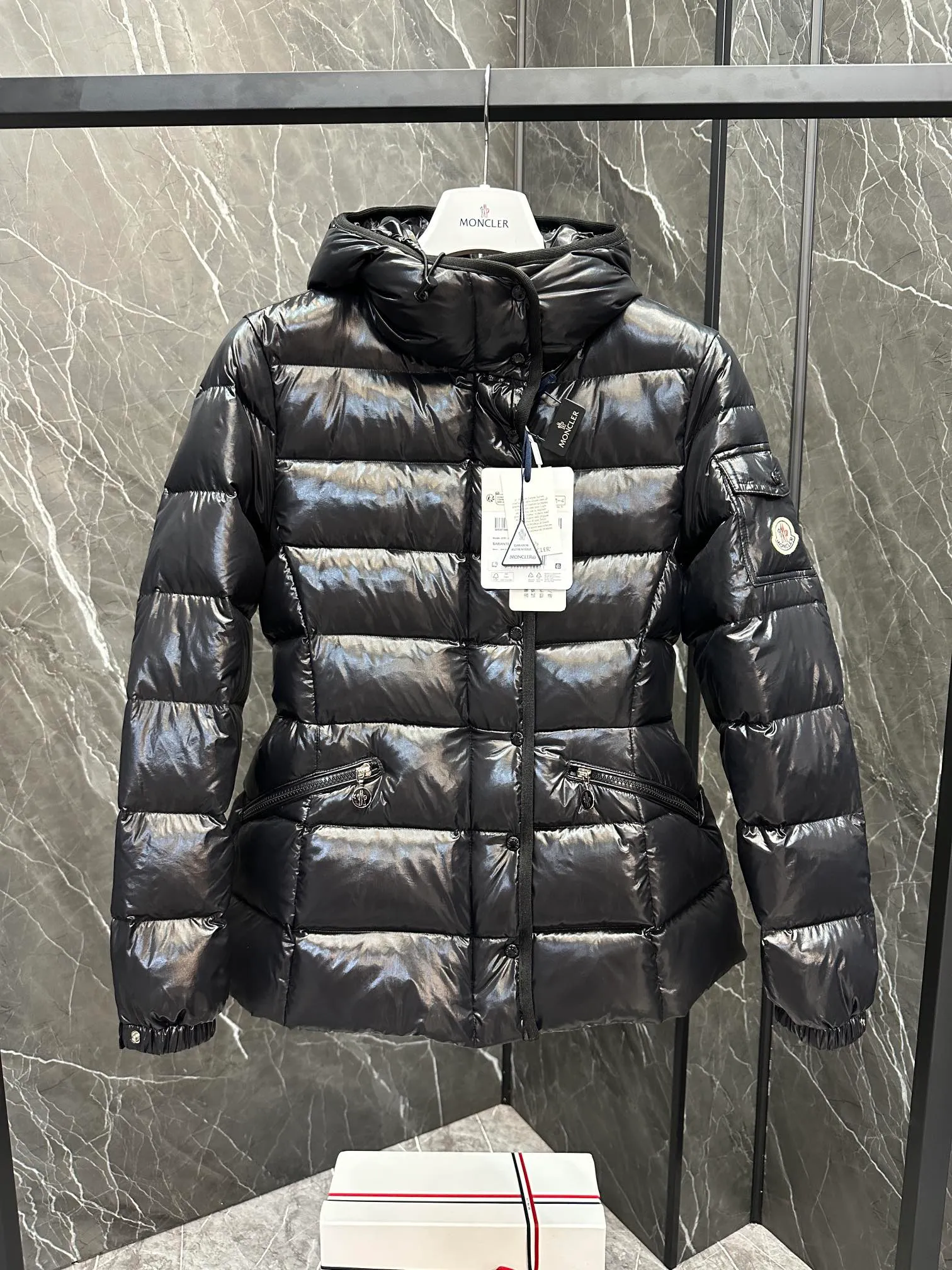 P780 Highest Version 💎 Popular Promotion ⬆️Moncler Barante Women's Short Down Jacket The Barante short down jacket combines femininity with practical functions, reinterpreting the aesthetic style of the 1970s for modern women. The Barante down jacket is made from lustrous nylon and is inspired by the 1970s. It adopts a waist design and presents an A-line silhouette, highlighting a feminine style. An adjustable hood and signature logo patch add finishing touches. Details •Made of nylon laqué fabric •Nylon laqué lining •Down filling •Adjustable hood •Zip and snap closure •Suit pocket •Adjustable cuffs Size : 0-4 Snow White/Light Pink/Black. D9865076550