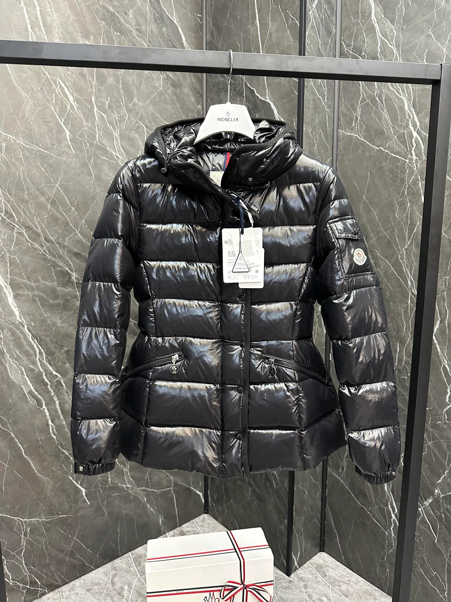 P780 Highest Version 💎 Popular Promotion ⬆️Moncler Barante Women's Short Down Jacket The Barante short down jacket combines femininity with practical functions, reinterpreting the aesthetic style of the 1970s for modern women. The Barante down jacket is made from lustrous nylon and is inspired by the 1970s. It adopts a waist design and presents an A-line silhouette, highlighting a feminine style. An adjustable hood and signature logo patch add finishing touches. Details •Made of nylon laqué fabric •Nylon laqué lining •Down filling •Adjustable hood •Zip and snap closure •Suit pocket •Adjustable cuffs Size : 0-4 Snow White/Light Pink/Black. D9865076550