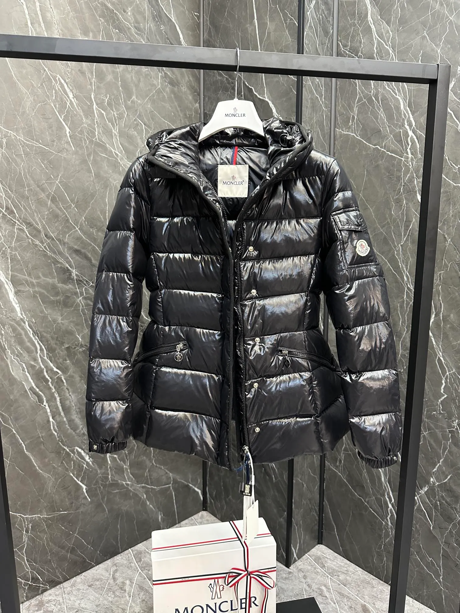P780 Highest Version 💎 Popular Promotion ⬆️Moncler Barante Women's Short Down Jacket The Barante short down jacket combines femininity with practical functions, reinterpreting the aesthetic style of the 1970s for modern women. The Barante down jacket is made from lustrous nylon and is inspired by the 1970s. It adopts a waist design and presents an A-line silhouette, highlighting a feminine style. An adjustable hood and signature logo patch add finishing touches. Details •Made of nylon laqué fabric •Nylon laqué lining •Down filling •Adjustable hood •Zip and snap closure •Suit pocket •Adjustable cuffs Size : 0-4 Snow White/Light Pink/Black. D9865076550