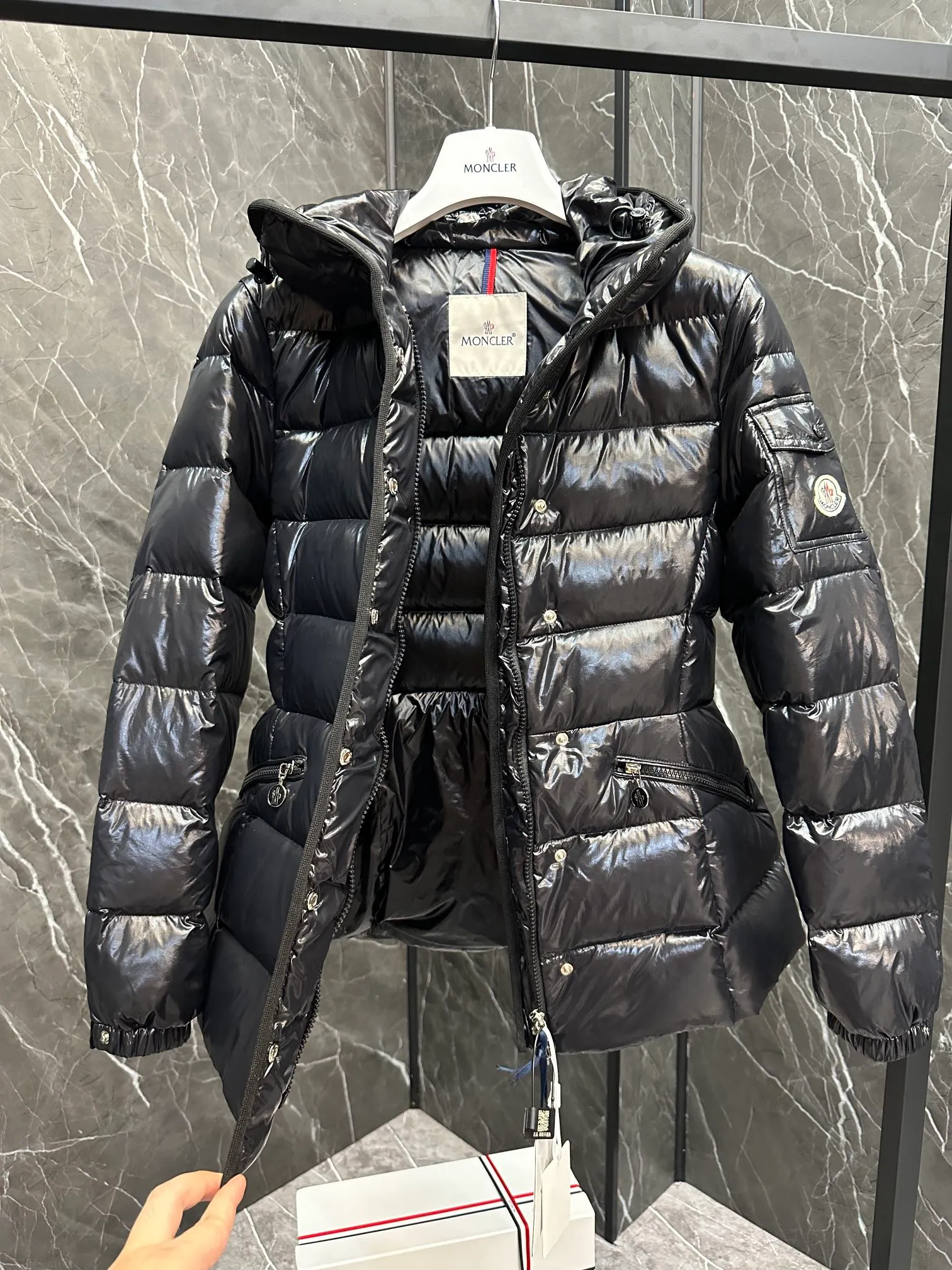 P780 Highest Version 💎 Popular Promotion ⬆️Moncler Barante Women's Short Down Jacket The Barante short down jacket combines femininity with practical functions, reinterpreting the aesthetic style of the 1970s for modern women. The Barante down jacket is made from lustrous nylon and is inspired by the 1970s. It adopts a waist design and presents an A-line silhouette, highlighting a feminine style. An adjustable hood and signature logo patch add finishing touches. Details •Made of nylon laqué fabric •Nylon laqué lining •Down filling •Adjustable hood •Zip and snap closure •Suit pocket •Adjustable cuffs Size : 0-4 Snow White/Light Pink/Black. D9865076550