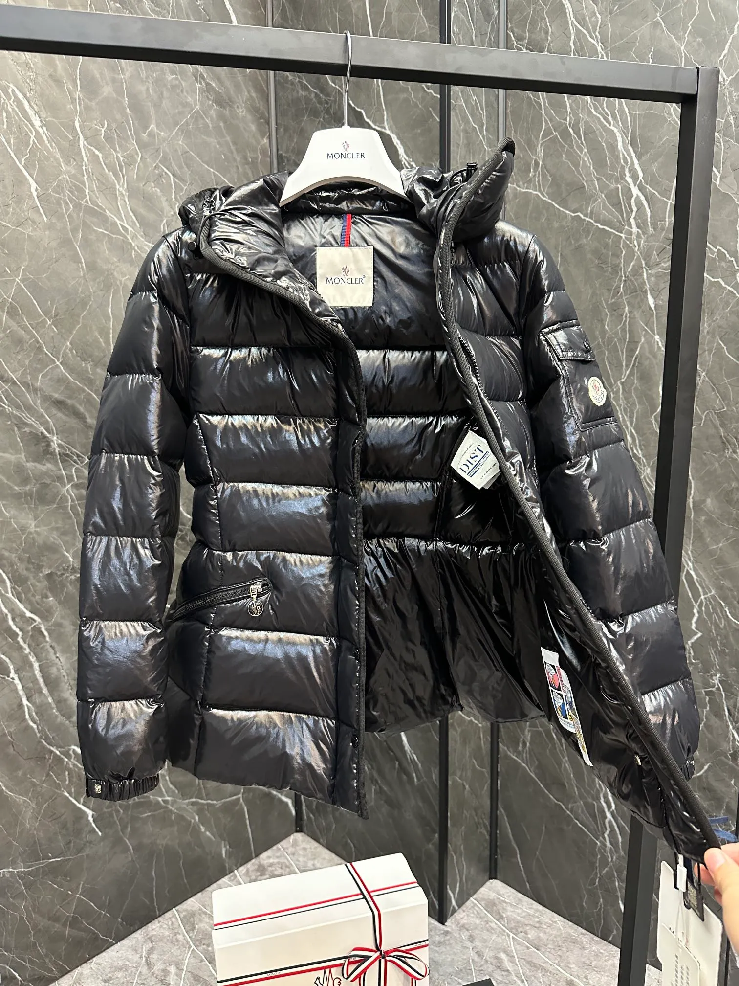 P780 Highest Version 💎 Popular Promotion ⬆️Moncler Barante Women's Short Down Jacket The Barante short down jacket combines femininity with practical functions, reinterpreting the aesthetic style of the 1970s for modern women. The Barante down jacket is made from lustrous nylon and is inspired by the 1970s. It adopts a waist design and presents an A-line silhouette, highlighting a feminine style. An adjustable hood and signature logo patch add finishing touches. Details •Made of nylon laqué fabric •Nylon laqué lining •Down filling •Adjustable hood •Zip and snap closure •Suit pocket •Adjustable cuffs Size : 0-4 Snow White/Light Pink/Black. D9865076550