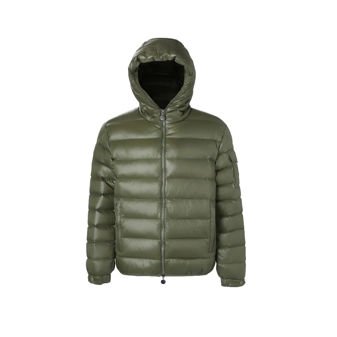 P900 MONCLER hooded brim quilted embroidered down jacket Fabric selection: The longue saison fabric is made of high-count polyamide fiber, which is known for its excellent tensile strength and lightness. Its good flexibility makes the fabric less prone to wrinkles and keeps it crisp and stylish for a long time. The tight weave effectively blocks the invasion of cold wind and locks in the warm air generated by the down layer. The high-density nylon surface forms a certain lotus leaf effect, making it difficult for small water droplets to penetrate, keeping the interior dry and effectively extending the service life of the down.  Lining selection: High-density lining fabric made of ultra-fine denier, 0.08mm thickness to avoid increasing the overall weight and making it smooth to wear. The high-density woven structure forms a wind resistance layer to protect the thermal efficiency of the thermal layer from loss. It can also withstand the expansion pressure of down and prevent deformation and damage after long-term use.  Technology: The quilted letter logo on the brim uses contour quilting technology. The stitching is routed along the edge of the set outline, and the filler is compressed inside the letter graphic, so that the logo is three-dimensional and convex, and the pattern is clear.  High-quality filling: It is filled with 90% selected white duck down, weighing 210g, ensuring fluffy rebound, lightness and warmth.  Accessories: one-to-one customized zipper pendant, one-to-one customized badge, one-to-one customized three-label SIZE: 1 2 3 4