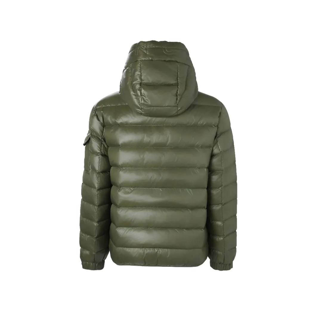 P900 MONCLER hooded brim quilted embroidered down jacket Fabric selection: The longue saison fabric is made of high-count polyamide fiber, which is known for its excellent tensile strength and lightness. Its good flexibility makes the fabric less prone to wrinkles and keeps it crisp and stylish for a long time. The tight weave effectively blocks the invasion of cold wind and locks in the warm air generated by the down layer. The high-density nylon surface forms a certain lotus leaf effect, making it difficult for small water droplets to penetrate, keeping the interior dry and effectively extending the service life of the down.  Lining selection: High-density lining fabric made of ultra-fine denier, 0.08mm thickness to avoid increasing the overall weight and making it smooth to wear. The high-density woven structure forms a wind resistance layer to protect the thermal efficiency of the thermal layer from loss. It can also withstand the expansion pressure of down and prevent deformation and damage after long-term use.  Technology: The quilted letter logo on the brim uses contour quilting technology. The stitching is routed along the edge of the set outline, and the filler is compressed inside the letter graphic, so that the logo is three-dimensional and convex, and the pattern is clear.  High-quality filling: It is filled with 90% selected white duck down, weighing 210g, ensuring fluffy rebound, lightness and warmth.  Accessories: one-to-one customized zipper pendant, one-to-one customized badge, one-to-one customized three-label SIZE: 1 2 3 4