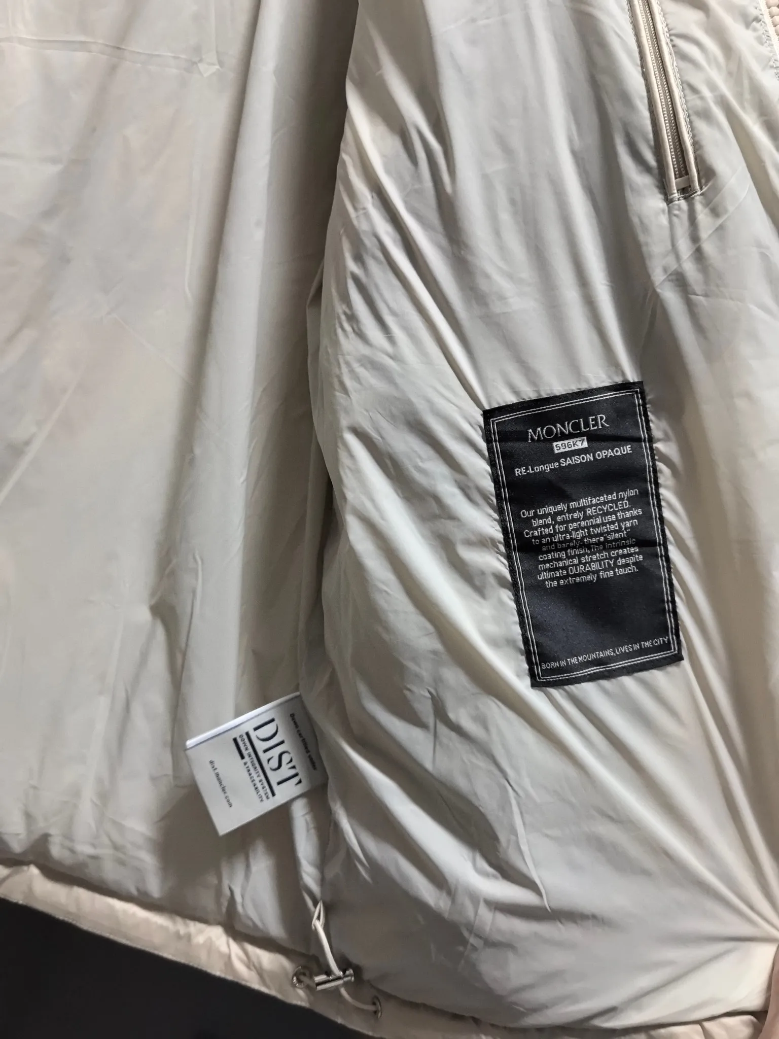 P1040 ⬆️❤️🆕𝑴𝒐𝒏𝒄𝒍𝒆𝒓｜Moncler 𝟮𝟬𝟮5 new autumn and winter products｜Matte New Maya Down Jacket Original 1:1 customized hardware accessories all imported original customization Welcome to compare at the counter Absolutely high quality Use top 90 white goose down Super soft The feathers are fluffy and plump. Super heavy-duty. The fabric is well-made and has a perfect fit. Note: the fabric is super comfortable. Exclusive model. Non-market product. Same style for men and women. Color: black, navy blue, off-white. Size: 1-5