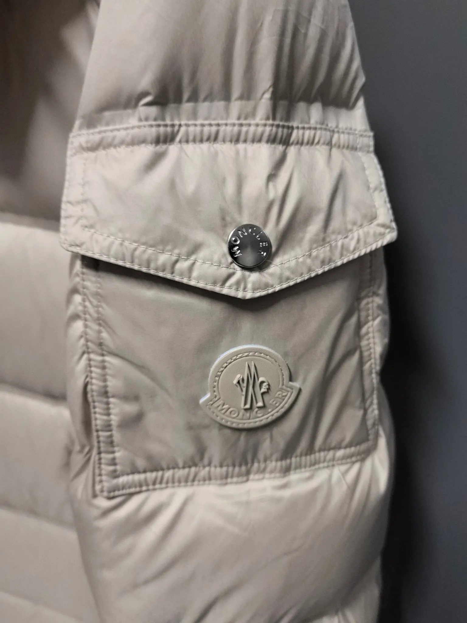 P1040 ⬆️❤️🆕𝑴𝒐𝒏𝒄𝒍𝒆𝒓｜Moncler 𝟮𝟬𝟮5 new autumn and winter products｜Matte New Maya Down Jacket Original 1:1 customized hardware accessories all imported original customization Welcome to compare at the counter Absolutely high quality Use top 90 white goose down Super soft The feathers are fluffy and plump. Super heavy-duty. The fabric is well-made and has a perfect fit. Note: the fabric is super comfortable. Exclusive model. Non-market product. Same style for men and women. Color: black, navy blue, off-white. Size: 1-5