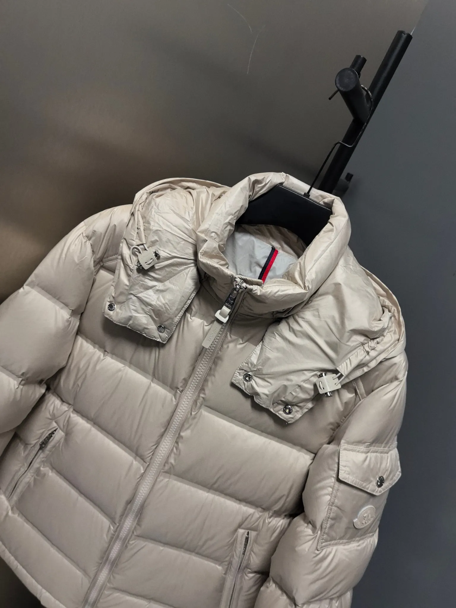 P1040 ⬆️❤️🆕𝑴𝒐𝒏𝒄𝒍𝒆𝒓｜Moncler 𝟮𝟬𝟮5 new autumn and winter products｜Matte New Maya Down Jacket Original 1:1 customized hardware accessories all imported original customization Welcome to compare at the counter Absolutely high quality Use top 90 white goose down Super soft The feathers are fluffy and plump. Super heavy-duty. The fabric is well-made and has a perfect fit. Note: the fabric is super comfortable. Exclusive model. Non-market product. Same style for men and women. Color: black, navy blue, off-white. Size: 1-5
