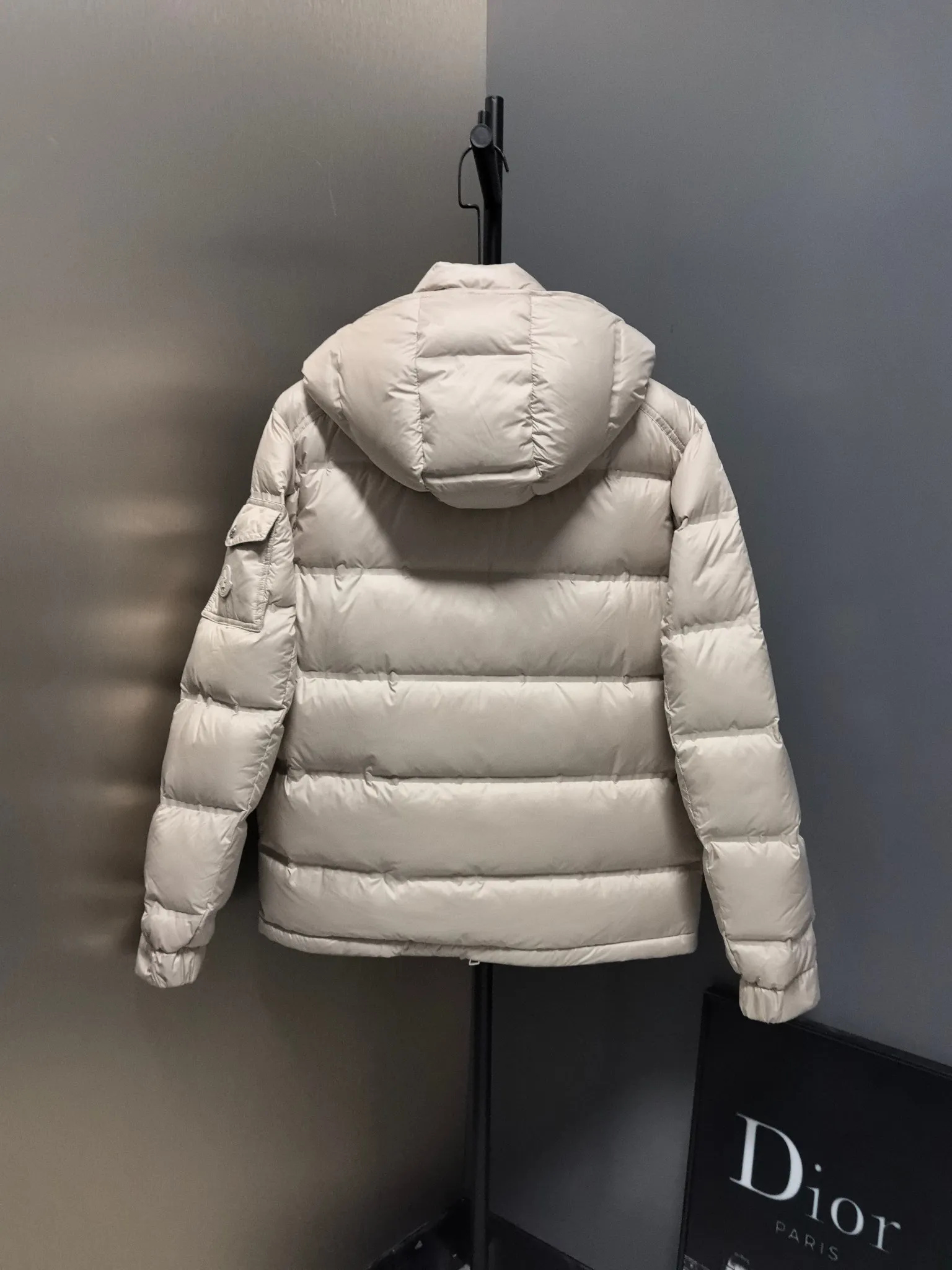 P1040 ⬆️❤️🆕𝑴𝒐𝒏𝒄𝒍𝒆𝒓｜Moncler 𝟮𝟬𝟮5 new autumn and winter products｜Matte New Maya Down Jacket Original 1:1 customized hardware accessories all imported original customization Welcome to compare at the counter Absolutely high quality Use top 90 white goose down Super soft The feathers are fluffy and plump. Super heavy-duty. The fabric is well-made and has a perfect fit. Note: the fabric is super comfortable. Exclusive model. Non-market product. Same style for men and women. Color: black, navy blue, off-white. Size: 1-5