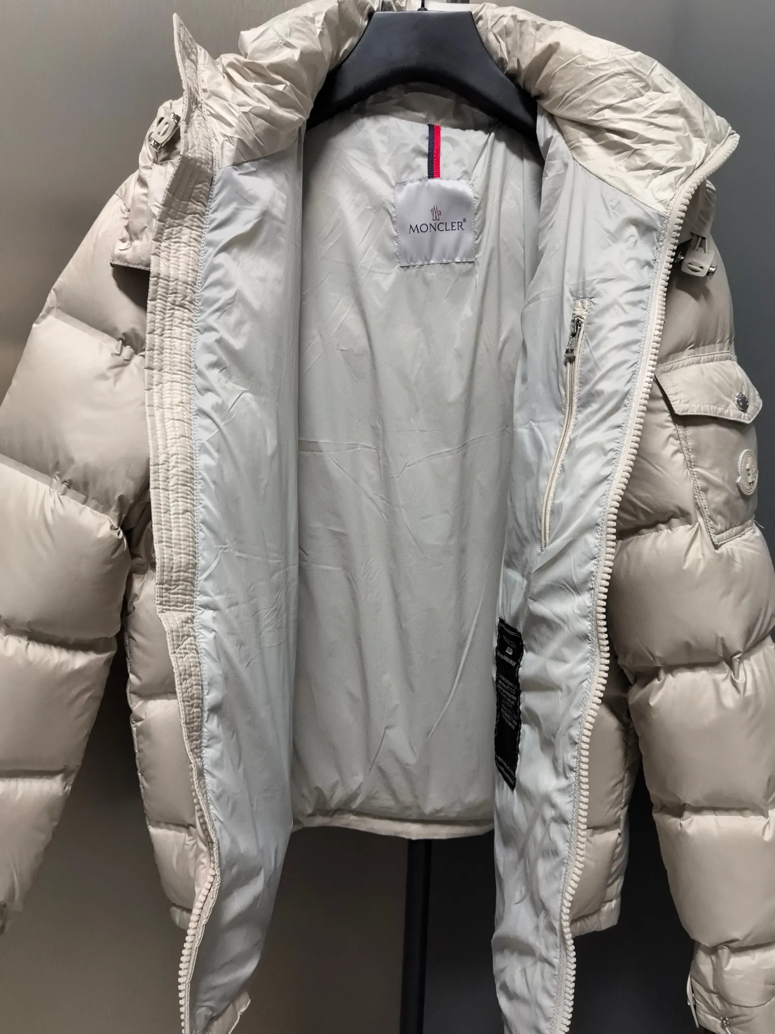 P1040 ⬆️❤️🆕𝑴𝒐𝒏𝒄𝒍𝒆𝒓｜Moncler 𝟮𝟬𝟮5 new autumn and winter products｜Matte New Maya Down Jacket Original 1:1 customized hardware accessories all imported original customization Welcome to compare at the counter Absolutely high quality Use top 90 white goose down Super soft The feathers are fluffy and plump. Super heavy-duty. The fabric is well-made and has a perfect fit. Note: the fabric is super comfortable. Exclusive model. Non-market product. Same style for men and women. Color: black, navy blue, off-white. Size: 1-5