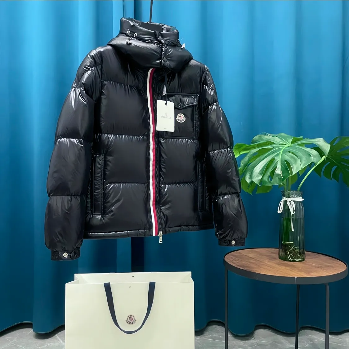 P760 Moncler➡️Maya Maya webbing double zipper series, classic and versatile, same style for men and women 🦢Down jacket. There are too many versions on the market, quality and price are proportional. ➖Authentic and synchronized anti-counterfeiting chip sensor! ➖The high version of the classic series will never be misleading like false goose down! ➖15D nylon fabric/lining is of the highest standard, never velvet! ➖The original Velcro is durable, and the accessories and hardware are all custom-made from the original factory, 100% restoring the replica quality! ➖The perfect combination of every link ensures the smoothness of every piece of clothing, the Rolls-Royce of down jackets!