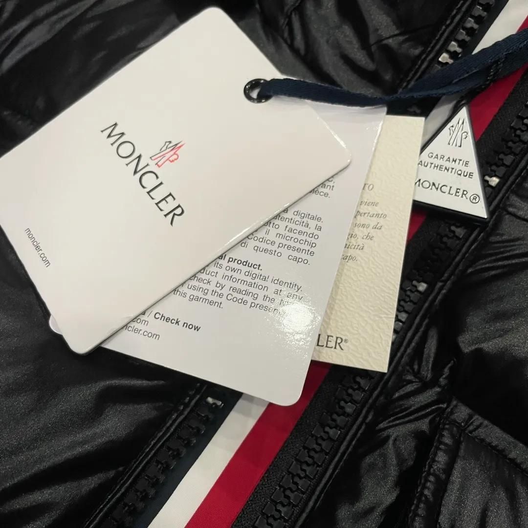 P760 Moncler➡️Maya Maya webbing double zipper series, classic and versatile, same style for men and women 🦢Down jacket. There are too many versions on the market, quality and price are proportional. ➖Authentic and synchronized anti-counterfeiting chip sensor! ➖The high version of the classic series will never be misleading like false goose down! ➖15D nylon fabric/lining is of the highest standard, never velvet! ➖The original Velcro is durable, and the accessories and hardware are all custom-made from the original factory, 100% restoring the replica quality! ➖The perfect combination of every link ensures the smoothness of every piece of clothing, the Rolls-Royce of down jackets!