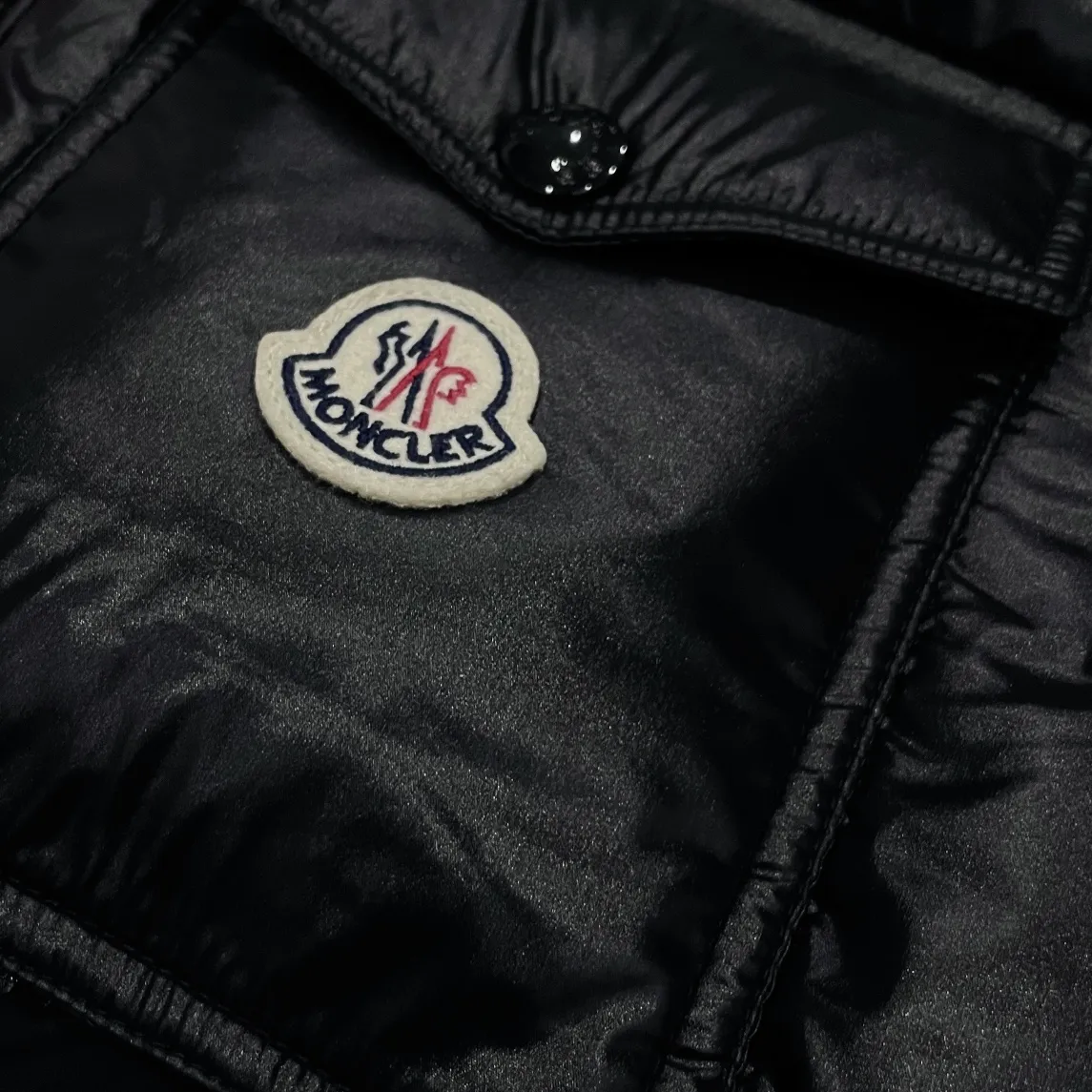 P760 Moncler➡️Maya Maya webbing double zipper series, classic and versatile, same style for men and women 🦢Down jacket. There are too many versions on the market, quality and price are proportional. ➖Authentic and synchronized anti-counterfeiting chip sensor! ➖The high version of the classic series will never be misleading like false goose down! ➖15D nylon fabric/lining is of the highest standard, never velvet! ➖The original Velcro is durable, and the accessories and hardware are all custom-made from the original factory, 100% restoring the replica quality! ➖The perfect combination of every link ensures the smoothness of every piece of clothing, the Rolls-Royce of down jackets!