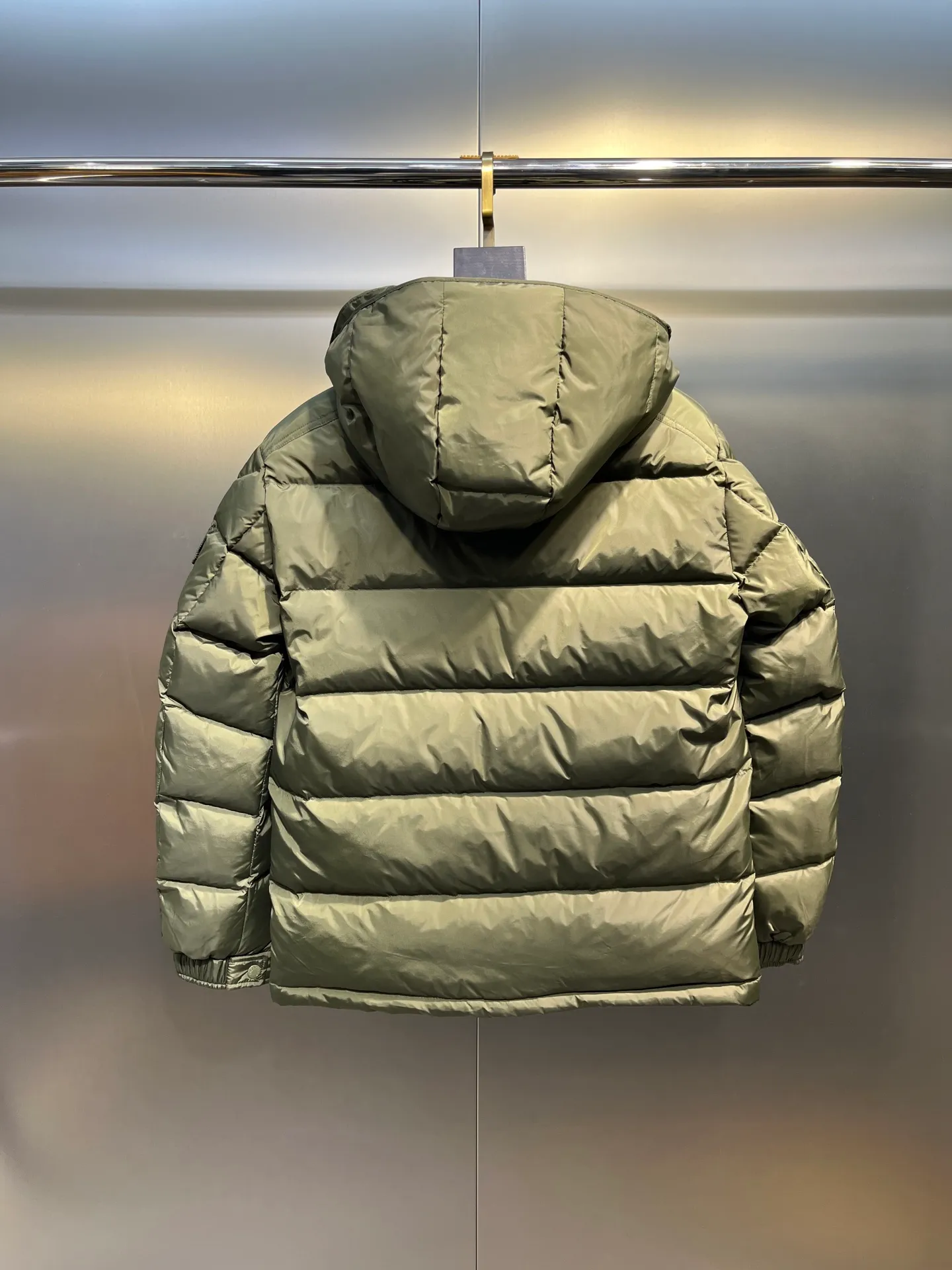 P820 ​​Moncler 🌟Mouth Mouth New Autumn and Winter Matte Classic Maya! Official website synchronized 🈶sale! Yuhuang's century-old evergreen series of products! The latest product from Mayan culture! 90 down filling, the fullness of the down can be seen with the naked eye. Disassembled, the fabric is soft and textured. It continues to be a hot seller, and the upper body is lighter and more comfortable. Color: black green yellow size: 12345