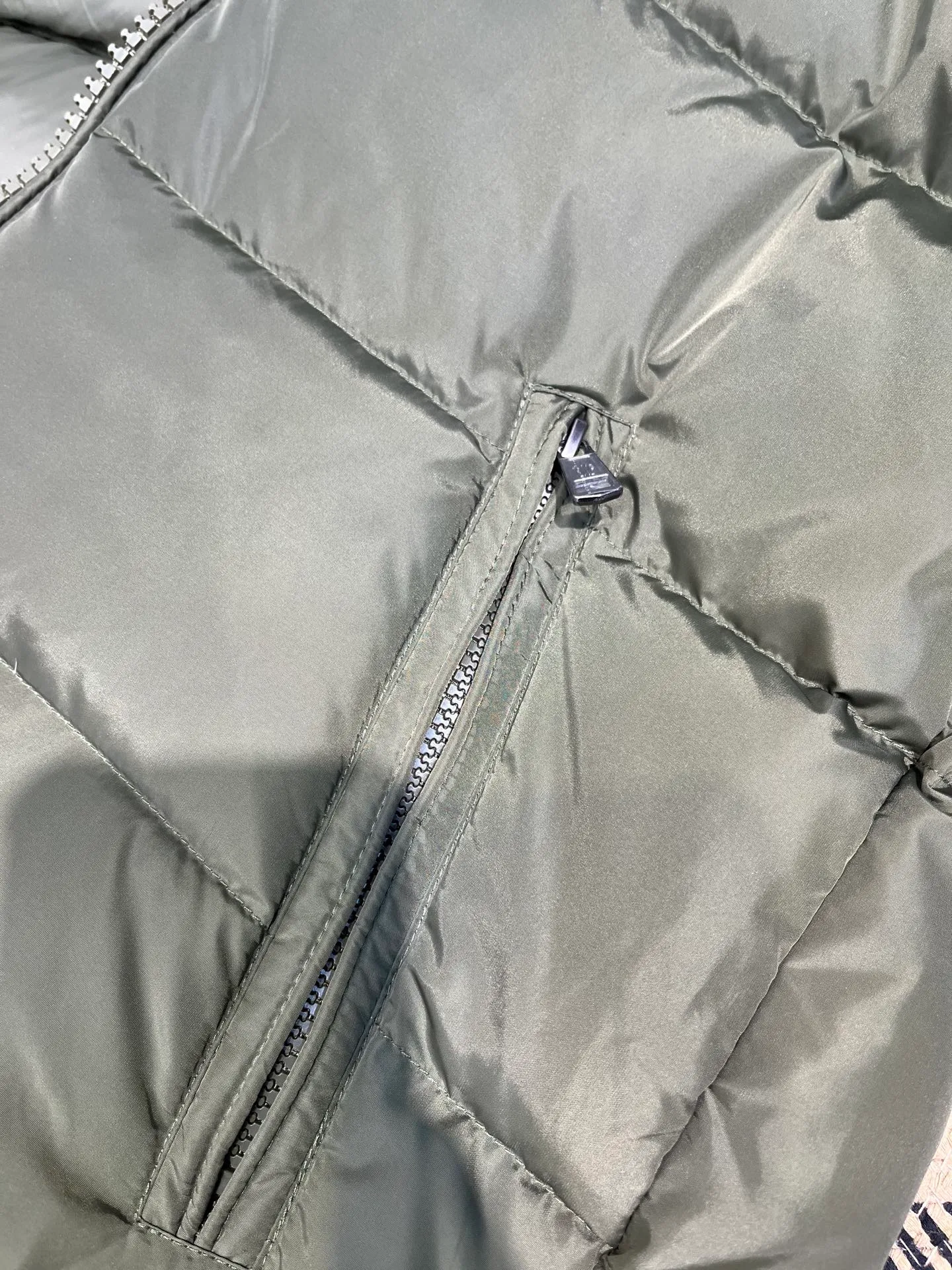 P820 ​​Moncler 🌟Mouth Mouth New Autumn and Winter Matte Classic Maya! Official website synchronized 🈶sale! Yuhuang's century-old evergreen series of products! The latest product from Mayan culture! 90 down filling, the fullness of the down can be seen with the naked eye. Disassembled, the fabric is soft and textured. It continues to be a hot seller, and the upper body is lighter and more comfortable. Color: black green yellow size: 12345