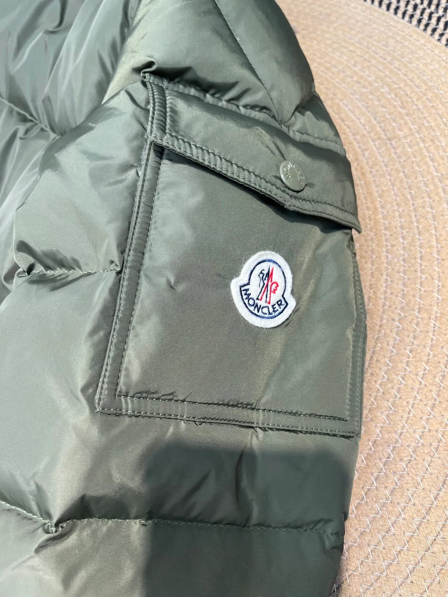 P820 ​​Moncler 🌟Mouth Mouth New Autumn and Winter Matte Classic Maya! Official website synchronized 🈶sale! Yuhuang's century-old evergreen series of products! The latest product from Mayan culture! 90 down filling, the fullness of the down can be seen with the naked eye. Disassembled, the fabric is soft and textured. It continues to be a hot seller, and the upper body is lighter and more comfortable. Color: black green yellow size: 12345
