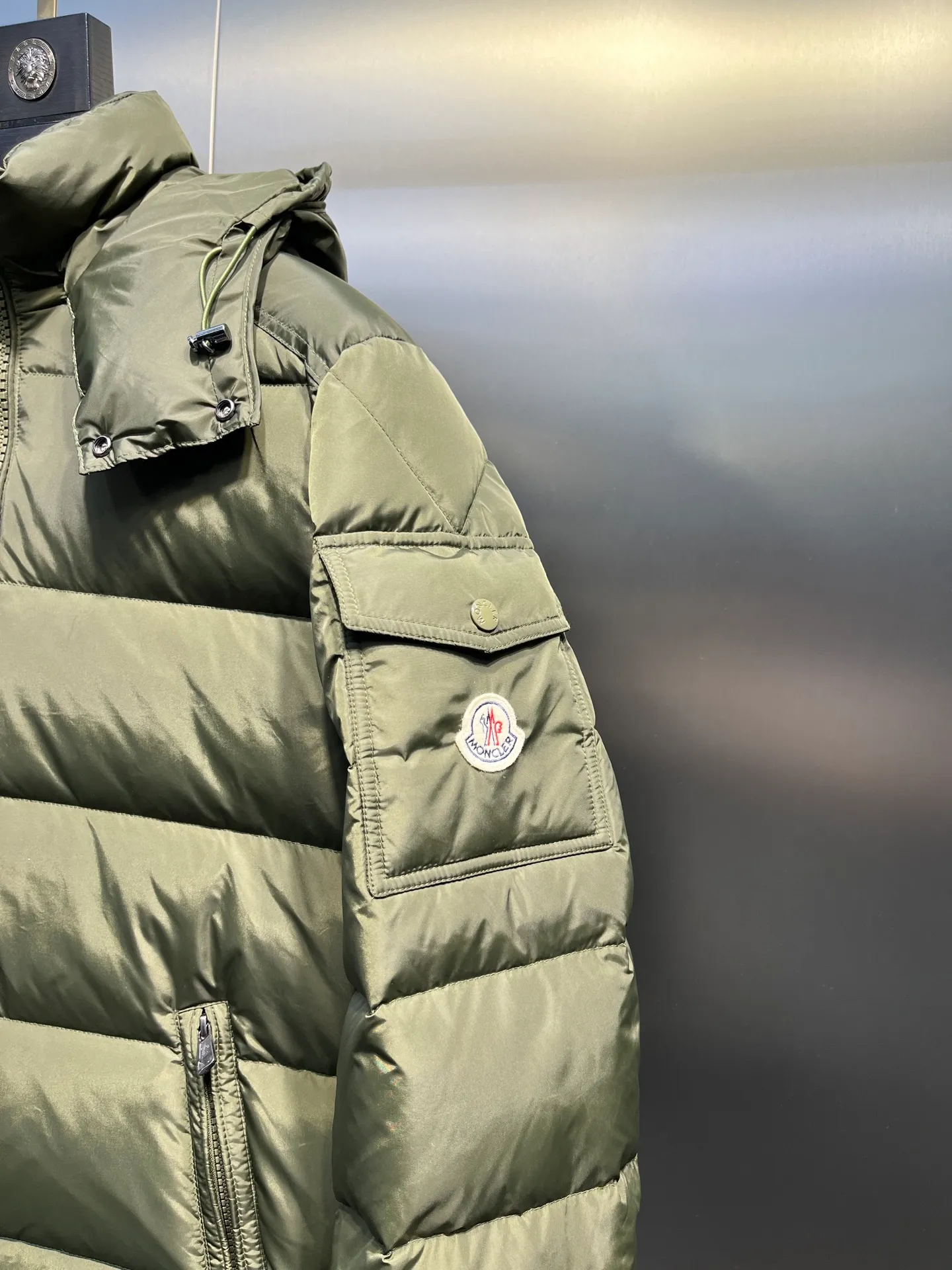 P820 ​​Moncler 🌟Mouth Mouth New Autumn and Winter Matte Classic Maya! Official website synchronized 🈶sale! Yuhuang's century-old evergreen series of products! The latest product from Mayan culture! 90 down filling, the fullness of the down can be seen with the naked eye. Disassembled, the fabric is soft and textured. It continues to be a hot seller, and the upper body is lighter and more comfortable. Color: black green yellow size: 12345