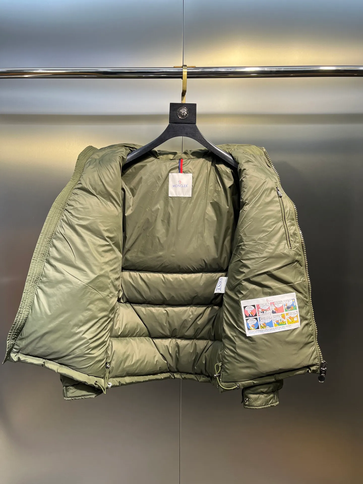 P820 ​​Moncler 🌟Mouth Mouth New Autumn and Winter Matte Classic Maya! Official website synchronized 🈶sale! Yuhuang's century-old evergreen series of products! The latest product from Mayan culture! 90 down filling, the fullness of the down can be seen with the naked eye. Disassembled, the fabric is soft and textured. It continues to be a hot seller, and the upper body is lighter and more comfortable. Color: black green yellow size: 12345