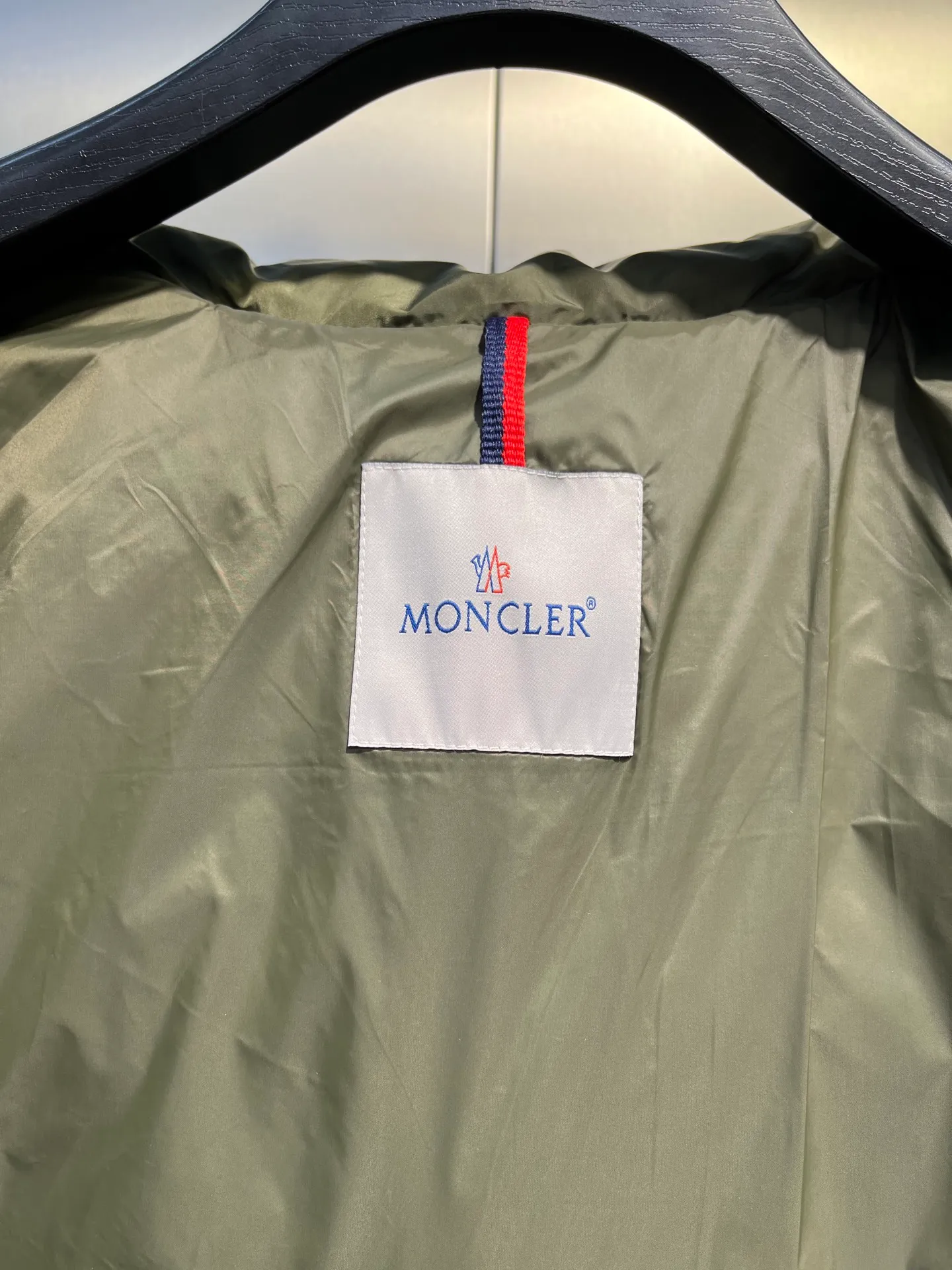 P820 ​​Moncler 🌟Mouth Mouth New Autumn and Winter Matte Classic Maya! Official website synchronized 🈶sale! Yuhuang's century-old evergreen series of products! The latest product from Mayan culture! 90 down filling, the fullness of the down can be seen with the naked eye. Disassembled, the fabric is soft and textured. It continues to be a hot seller, and the upper body is lighter and more comfortable. Color: black green yellow size: 12345