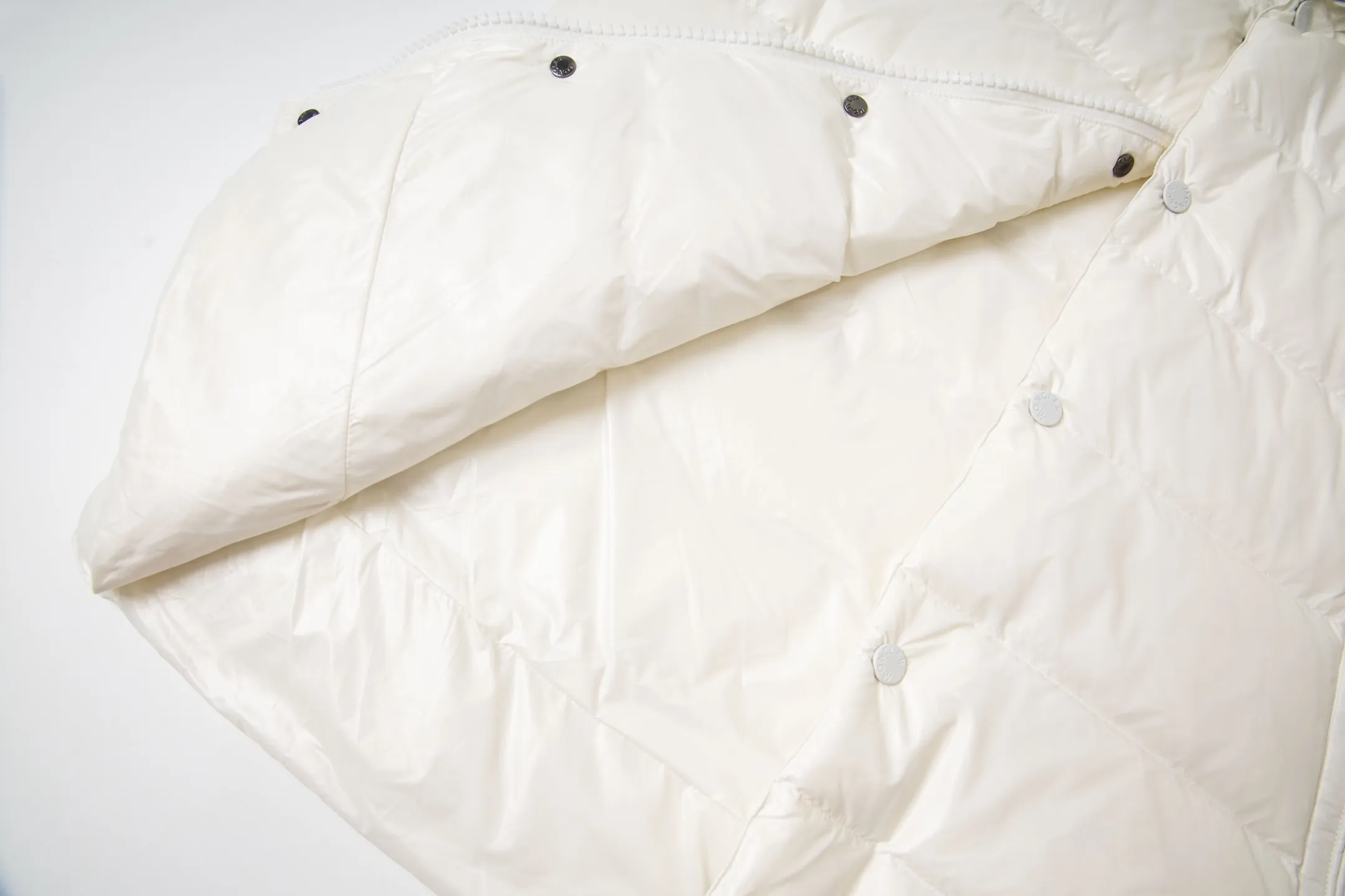 P540 Moncler/Mask Down Vest Original customized hardware accessories are all imported and original customized. Welcome to compare. Absolutely high quality. Use top-grade 95 white duck down. Super soft and fluffy. Super heavy-duty. Fabric workmanship and perfect pattern. Pay attention to the fabric is super comfortable. Exclusive model. Non-market goods. Same style for men and women. Color: black/white. Size: 1/2/3/4/5/6.