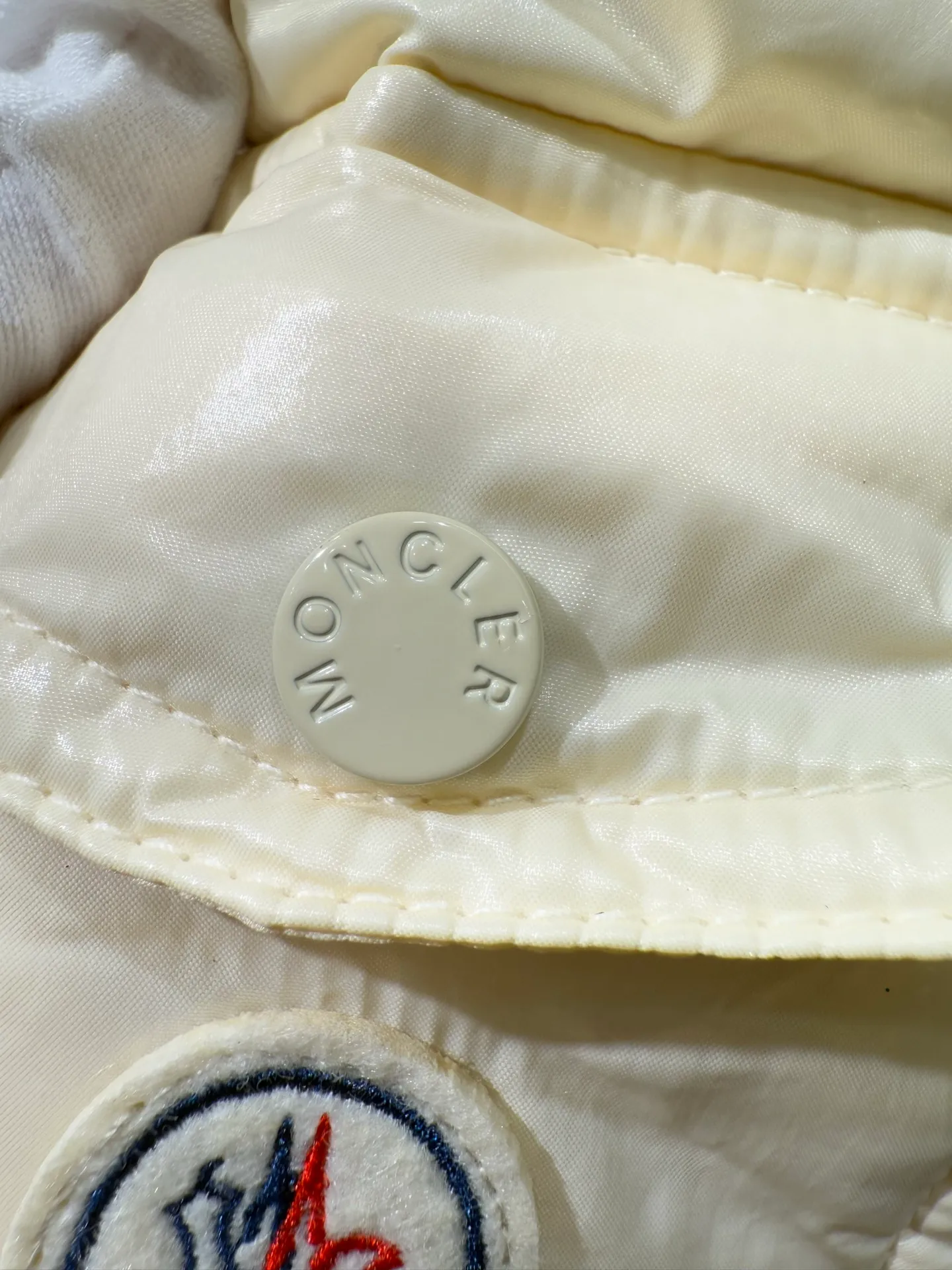 P1140 Moncler Barante series short waisted down jacket. The Barante down jacket is made of glossy nylon fabric and is inspired by the 1970s. The short version features a nipped-in waist and an A-line silhouette, highlighting a feminine style. An adjustable hood and signature logo patch add finishing touches.  Fabric: Made of nylon laque fabric, Nylon laque lining, filled with down (90 white goose down) Craftsmanship: Adjustable hood, zipper and snap closure, zipper pocket Adjustable cuffs (supports NFC function Color: black pink off-white Size: 0 1 2 3 4446080