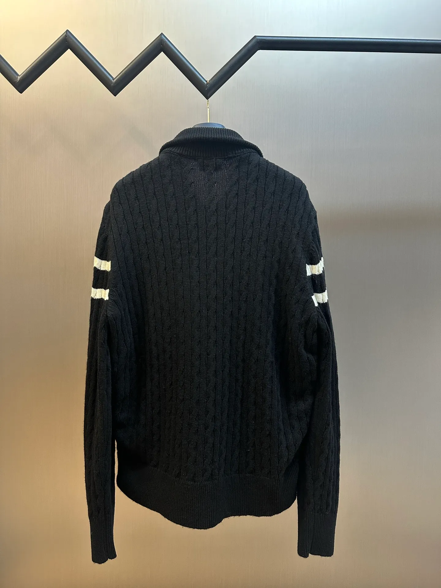 P770 Moncler Wool Spliced ​​Down Jacket The outer front fabric is made of 100% nylon (nylon). Its high-density structure achieves excellent windproof effect. It also has strong wear resistance and wrinkle resistance. It is scratch-free for daily wear and can be easily taken care of. The splicing design of sweaters and down jackets not only retains the thermal performance of down jackets, but also incorporates the fashion elements of sweaters, making the overall garment both practical and fashionable.  Filled with high-quality white duck down, with a filling capacity of 100g, it has excellent thermal insulation effect. At the same time, the sweater is made of wool, cashmere and other natural fibers, which are soft, comfortable and skin-friendly. The sweaters and down jackets are carefully spliced ​​to ensure comfortable wearing and are not prone to threading or velvet loss.  The high collar design not only provides excellent thermal insulation effect, but also adds a unique sense of fashion, allowing the wearer to maintain style in the cold season. The stripes on the sleeve arms are like bright brush strokes, embellished on the dark gray down jacket, injecting vitality and movement into the overall look, making the clothing more eye-catching.  size: 1.2.3.4