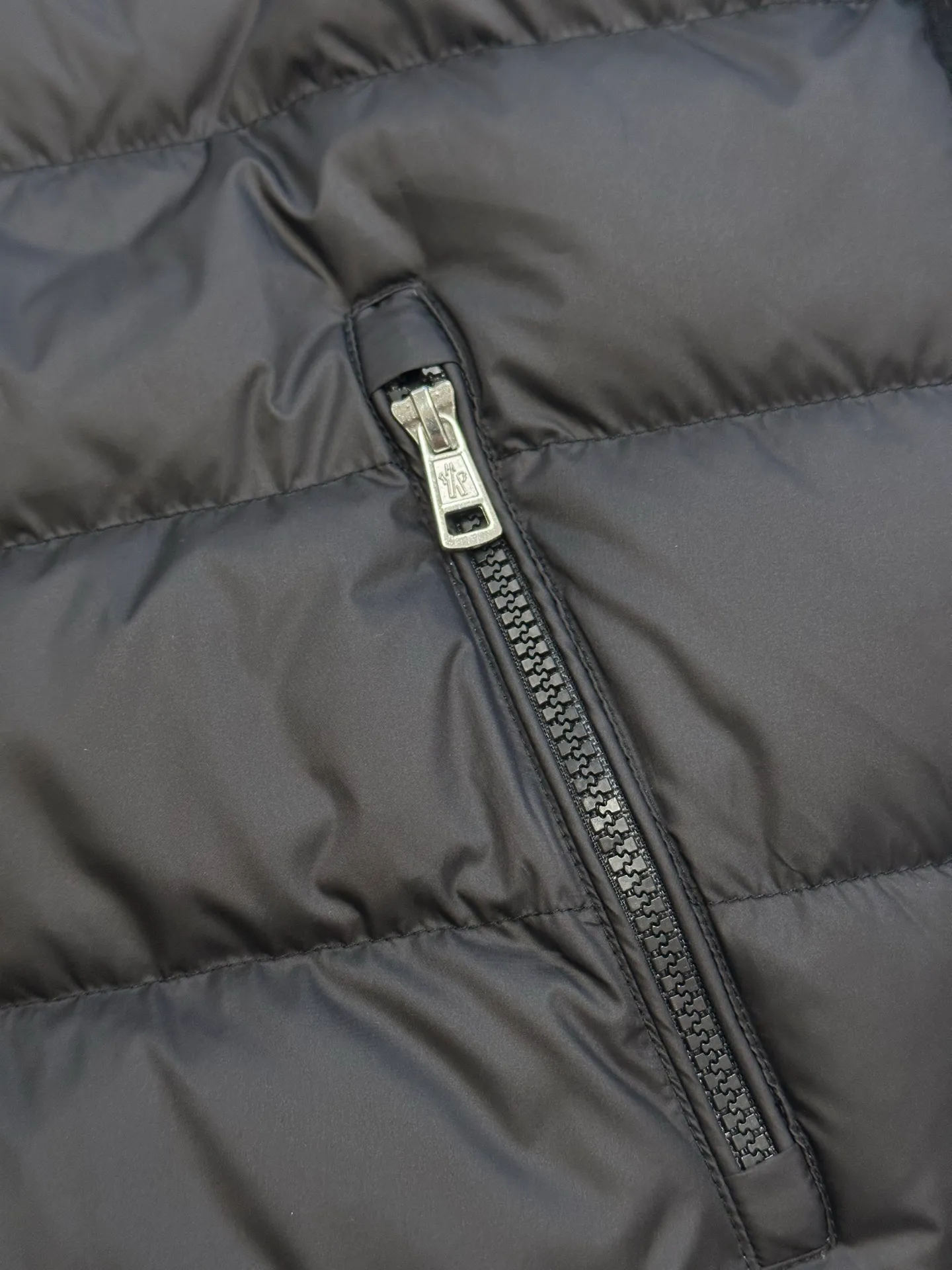 P770 Moncler Wool Spliced ​​Down Jacket The outer front fabric is made of 100% nylon (nylon). Its high-density structure achieves excellent windproof effect. It also has strong wear resistance and wrinkle resistance. It is scratch-free for daily wear and can be easily taken care of. The splicing design of sweaters and down jackets not only retains the thermal performance of down jackets, but also incorporates the fashion elements of sweaters, making the overall garment both practical and fashionable.  Filled with high-quality white duck down, with a filling capacity of 100g, it has excellent thermal insulation effect. At the same time, the sweater is made of wool, cashmere and other natural fibers, which are soft, comfortable and skin-friendly. The sweaters and down jackets are carefully spliced ​​to ensure comfortable wearing and are not prone to threading or velvet loss.  The high collar design not only provides excellent thermal insulation effect, but also adds a unique sense of fashion, allowing the wearer to maintain style in the cold season. The stripes on the sleeve arms are like bright brush strokes, embellished on the dark gray down jacket, injecting vitality and movement into the overall look, making the clothing more eye-catching.  size: 1.2.3.4