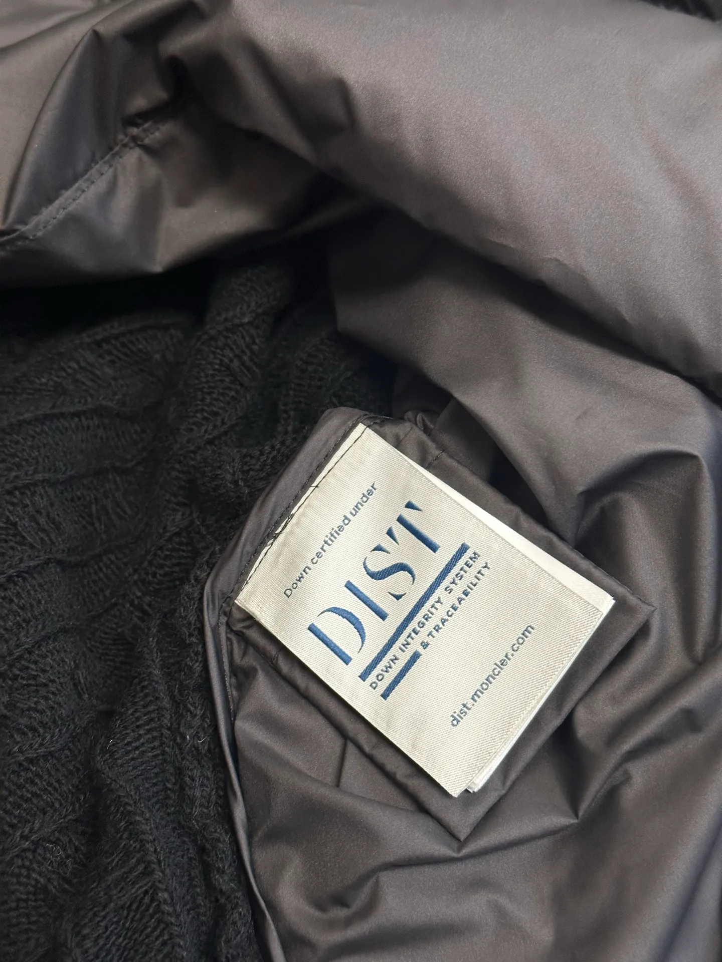P770 Moncler Wool Spliced ​​Down Jacket The outer front fabric is made of 100% nylon (nylon). Its high-density structure achieves excellent windproof effect. It also has strong wear resistance and wrinkle resistance. It is scratch-free for daily wear and can be easily taken care of. The splicing design of sweaters and down jackets not only retains the thermal performance of down jackets, but also incorporates the fashion elements of sweaters, making the overall garment both practical and fashionable.  Filled with high-quality white duck down, with a filling capacity of 100g, it has excellent thermal insulation effect. At the same time, the sweater is made of wool, cashmere and other natural fibers, which are soft, comfortable and skin-friendly. The sweaters and down jackets are carefully spliced ​​to ensure comfortable wearing and are not prone to threading or velvet loss.  The high collar design not only provides excellent thermal insulation effect, but also adds a unique sense of fashion, allowing the wearer to maintain style in the cold season. The stripes on the sleeve arms are like bright brush strokes, embellished on the dark gray down jacket, injecting vitality and movement into the overall look, making the clothing more eye-catching.  size: 1.2.3.4