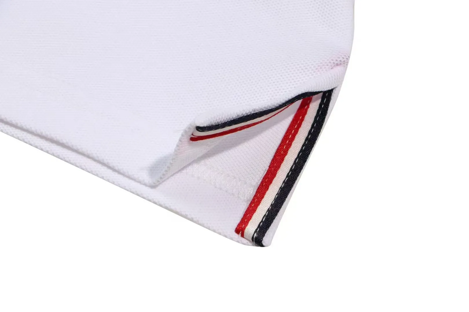 P200 New in stock】𝐌𝐎𝐍𝐂𝐋𝐄𝐑~Mengkou #2025 New high-quality lapel long-sleeved POLO shirt in early spring, custom-made fabrics at the counter. Highly breathable and comfortable, with impeccable details. The brand's simple element design concept reflects high quality. It feels delicate and soft! It presents a casual cut and the upper body shape is great! The chest is filled with three-dimensional embroidery of the brand LOGO to highlight quality and luxury. Color: black, white Size: M~L~XL~2XL~3XL