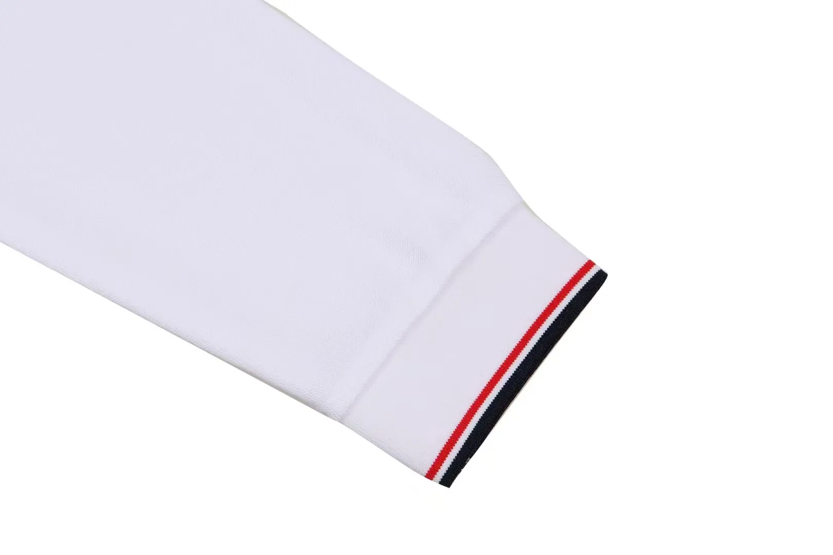 P200 New in stock】𝐌𝐎𝐍𝐂𝐋𝐄𝐑~Mengkou #2025 New high-quality lapel long-sleeved POLO shirt in early spring, custom-made fabrics at the counter. Highly breathable and comfortable, with impeccable details. The brand's simple element design concept reflects high quality. It feels delicate and soft! It presents a casual cut and the upper body shape is great! The chest is filled with three-dimensional embroidery of the brand LOGO to highlight quality and luxury. Color: black, white Size: M~L~XL~2XL~3XL