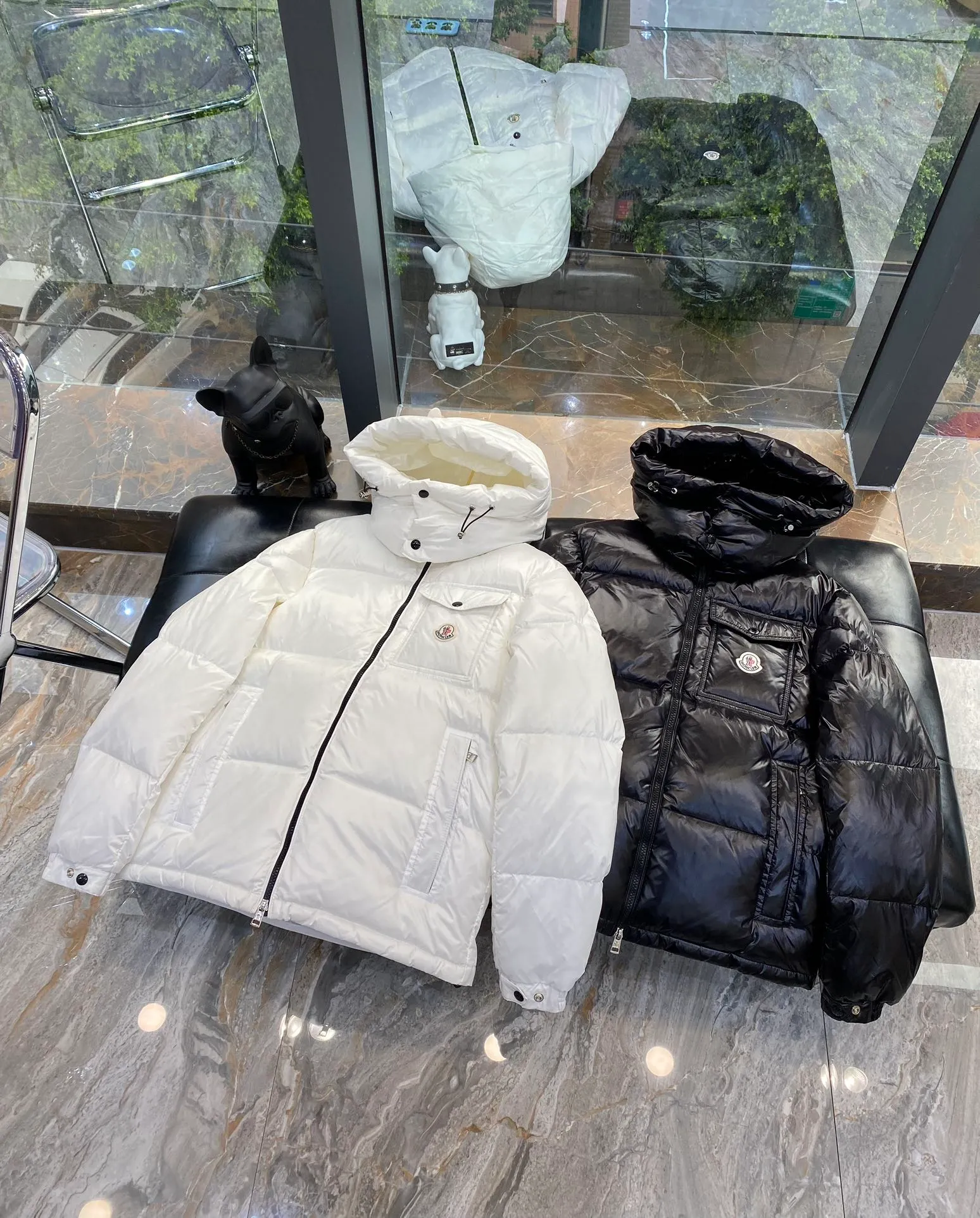 P720 💎Higher version💎 ——🔜Moncler red, white and blue striped hooded vest This down vest is really nothing to say! 🤐 Every detail is worthy of your careful consideration! In addition to retaining its powerful down craftsmanship, the placket adds a fashionable element of red, white and blue strips to add highlights!  The outer fabric is imported nylon, which is really, really soft! The down inside is filled with 90% duck down🦆. The down is large, delicate and stemless, and you won’t feel any lumps when you press it!  📶All hardware accessories are customized by customers. There are no defects in the hardware. The logo engraving is very delicate and smooth. It will definitely beat the market products! Paired with ykk zippers, it is durable and every detail reveals the brand's quality!  The style is very correct and can be used by both men and women, no one is picky. Everyone on earth knows about Fa Meng’s stuff! 🌐 I won’t say much, just take a look at the real-life details to experience the product❗ Number of yards: 1 2 3 4 5 black white 2️⃣ individual colors