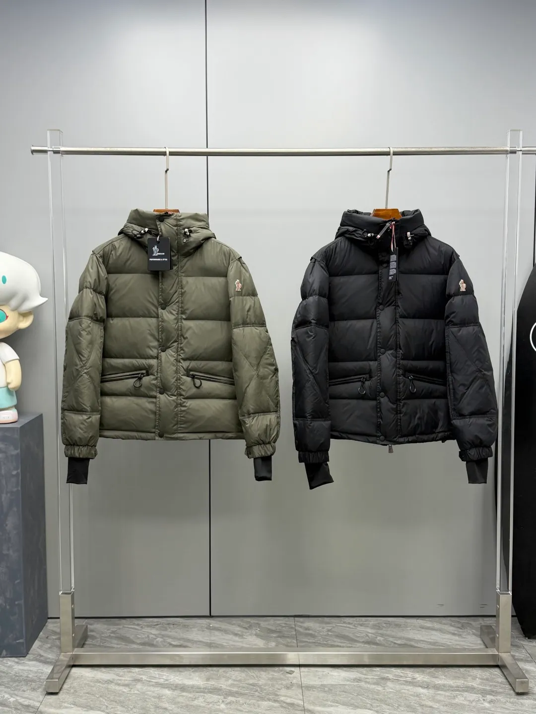 P1360 Moncler 2025 Autumn and Winter New Kasanka Men's Hooded Down Jacket Ski Jacket combines the hard-core performance of professional ski equipment with Moncler's iconic down filling technology to create all-round protection for winter outdoors. High-density windproof fabric with full down filling can easily withstand cold wind and snow; the hood design can be adjusted to fit the head, and the windproof closing details on the cuffs add a sense of practicality. The three-dimensional tailoring of the shoulders and sleeves is suitable for big movements such as skiing, taking into account freedom of movement and style. The military green tone is calm and atmospheric. Whether it is riding on the snow field or commuting daily, it is the hard currency of winter that shows style, perfectly integrating functionality and high-end sense in one jacket. Color: Black Army Green Size: 1-2-3-4-5