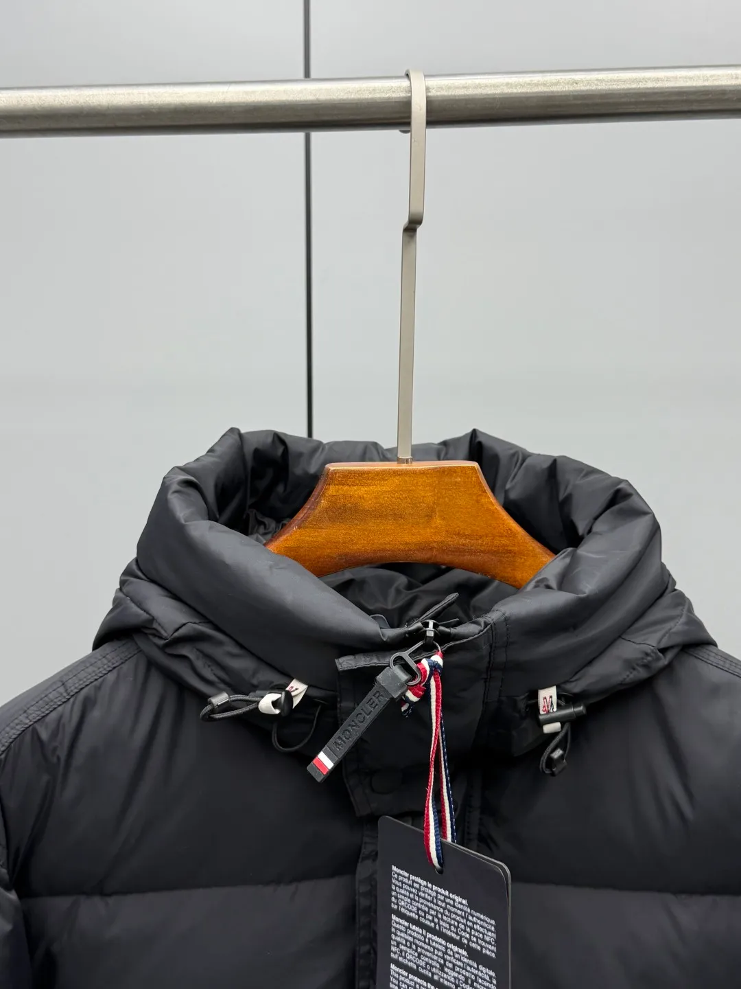 P1360 Moncler 2025 Autumn and Winter New Kasanka Men's Hooded Down Jacket Ski Jacket combines the hard-core performance of professional ski equipment with Moncler's iconic down filling technology to create all-round protection for winter outdoors. High-density windproof fabric with full down filling can easily withstand cold wind and snow; the hood design can be adjusted to fit the head, and the windproof closing details on the cuffs add a sense of practicality. The three-dimensional tailoring of the shoulders and sleeves is suitable for big movements such as skiing, taking into account freedom of movement and style. The military green tone is calm and atmospheric. Whether it is riding on the snow field or commuting daily, it is the hard currency of winter that shows style, perfectly integrating functionality and high-end sense in one jacket. Color: Black Army Green Size: 1-2-3-4-5