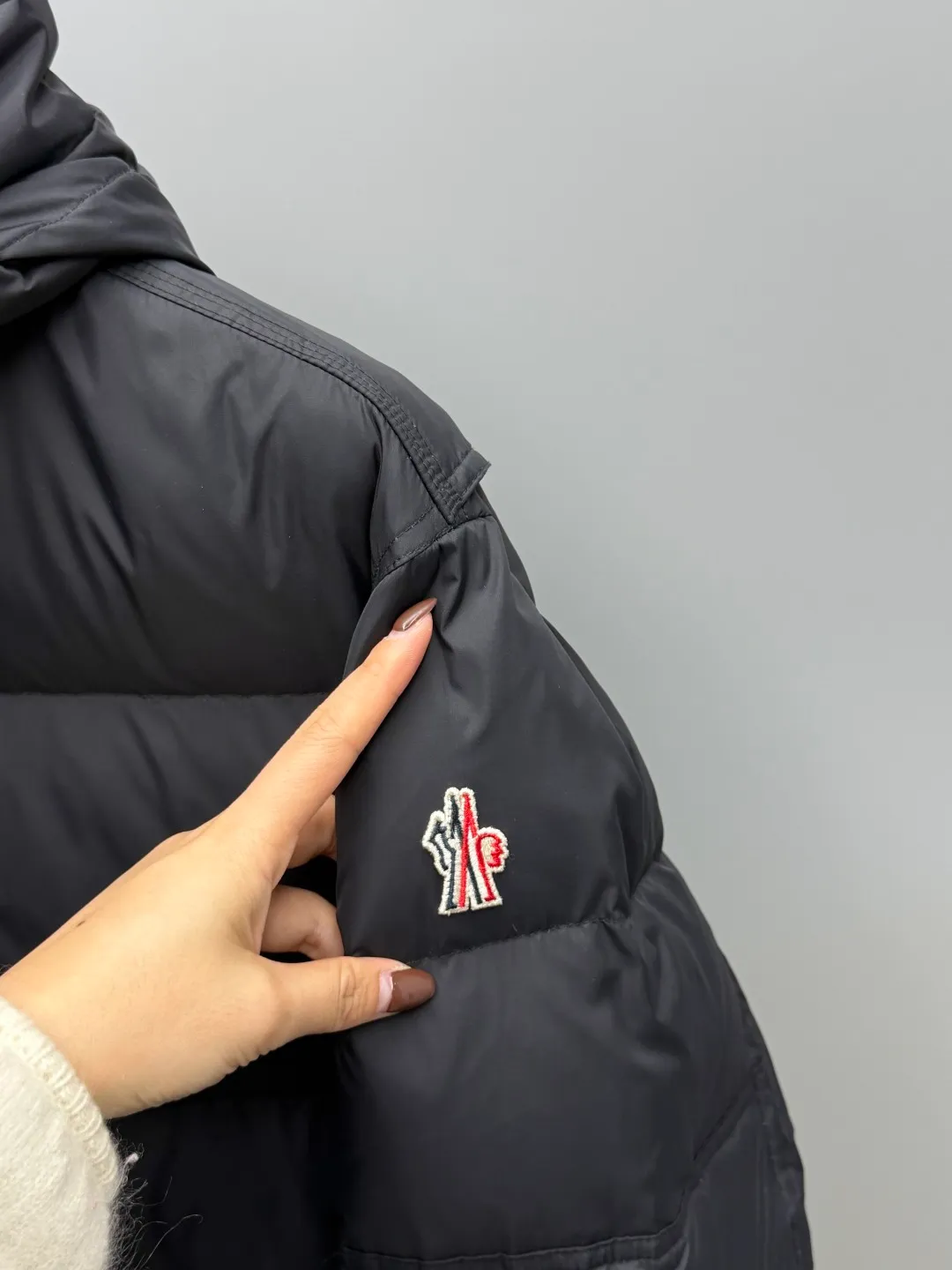 P1360 Moncler 2025 Autumn and Winter New Kasanka Men's Hooded Down Jacket Ski Jacket combines the hard-core performance of professional ski equipment with Moncler's iconic down filling technology to create all-round protection for winter outdoors. High-density windproof fabric with full down filling can easily withstand cold wind and snow; the hood design can be adjusted to fit the head, and the windproof closing details on the cuffs add a sense of practicality. The three-dimensional tailoring of the shoulders and sleeves is suitable for big movements such as skiing, taking into account freedom of movement and style. The military green tone is calm and atmospheric. Whether it is riding on the snow field or commuting daily, it is the hard currency of winter that shows style, perfectly integrating functionality and high-end sense in one jacket. Color: Black Army Green Size: 1-2-3-4-5