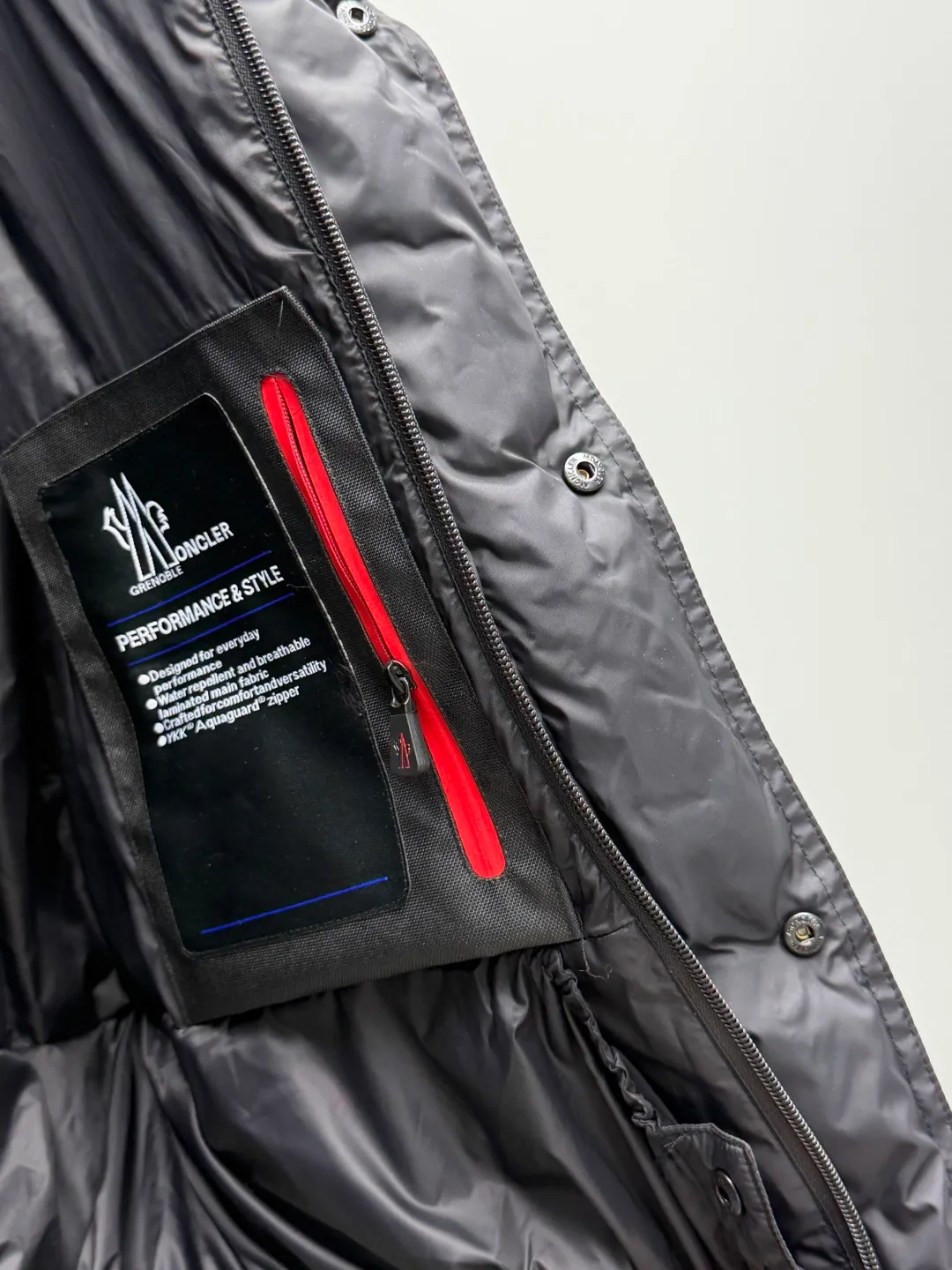 P1360 Moncler 2025 Autumn and Winter New Kasanka Men's Hooded Down Jacket Ski Jacket combines the hard-core performance of professional ski equipment with Moncler's iconic down filling technology to create all-round protection for winter outdoors. High-density windproof fabric with full down filling can easily withstand cold wind and snow; the hood design can be adjusted to fit the head, and the windproof closing details on the cuffs add a sense of practicality. The three-dimensional tailoring of the shoulders and sleeves is suitable for big movements such as skiing, taking into account freedom of movement and style. The military green tone is calm and atmospheric. Whether it is riding on the snow field or commuting daily, it is the hard currency of winter that shows style, perfectly integrating functionality and high-end sense in one jacket. Color: Black Army Green Size: 1-2-3-4-5
