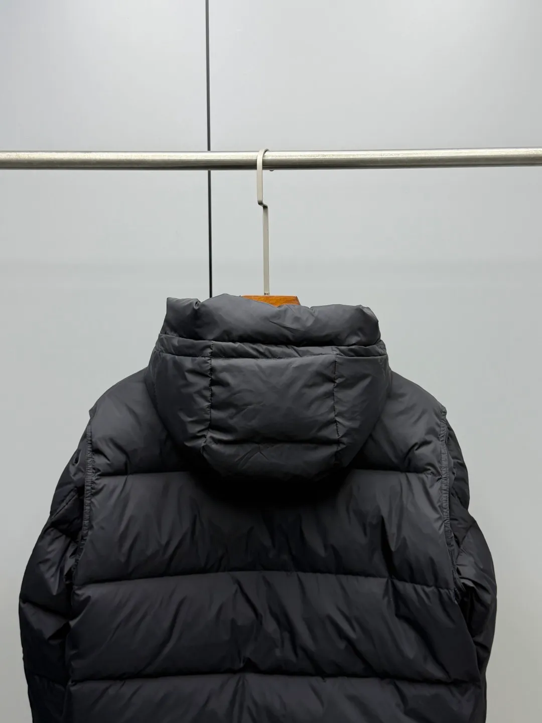 P1360 Moncler 2025 Autumn and Winter New Kasanka Men's Hooded Down Jacket Ski Jacket combines the hard-core performance of professional ski equipment with Moncler's iconic down filling technology to create all-round protection for winter outdoors. High-density windproof fabric with full down filling can easily withstand cold wind and snow; the hood design can be adjusted to fit the head, and the windproof closing details on the cuffs add a sense of practicality. The three-dimensional tailoring of the shoulders and sleeves is suitable for big movements such as skiing, taking into account freedom of movement and style. The military green tone is calm and atmospheric. Whether it is riding on the snow field or commuting daily, it is the hard currency of winter that shows style, perfectly integrating functionality and high-end sense in one jacket. Color: Black Army Green Size: 1-2-3-4-5