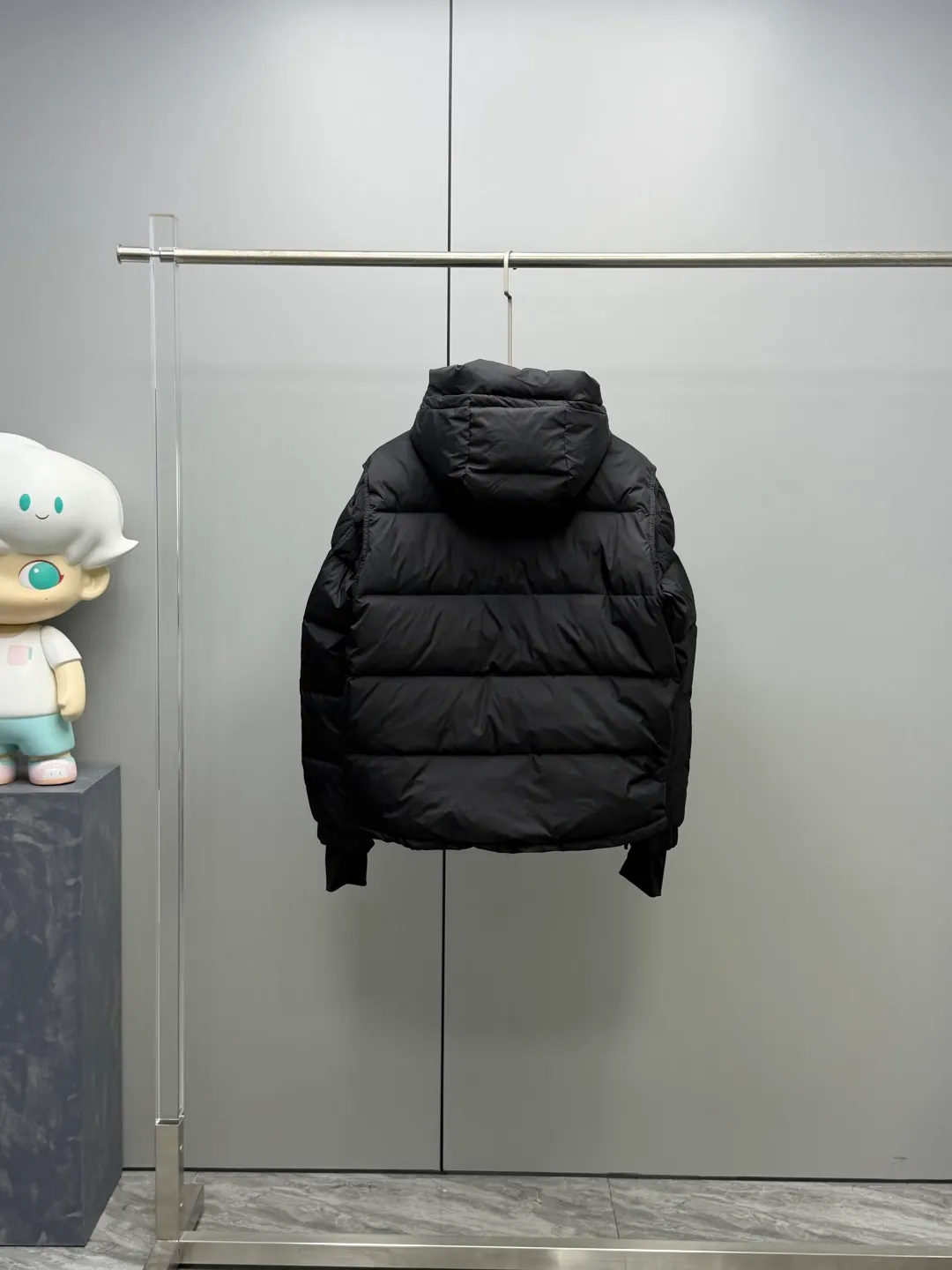 P1360 Moncler 2025 Autumn and Winter New Kasanka Men's Hooded Down Jacket Ski Jacket combines the hard-core performance of professional ski equipment with Moncler's iconic down filling technology to create all-round protection for winter outdoors. High-density windproof fabric with full down filling can easily withstand cold wind and snow; the hood design can be adjusted to fit the head, and the windproof closing details on the cuffs add a sense of practicality. The three-dimensional tailoring of the shoulders and sleeves is suitable for big movements such as skiing, taking into account freedom of movement and style. The military green tone is calm and atmospheric. Whether it is riding on the snow field or commuting daily, it is the hard currency of winter that shows style, perfectly integrating functionality and high-end sense in one jacket. Color: Black Army Green Size: 1-2-3-4-5