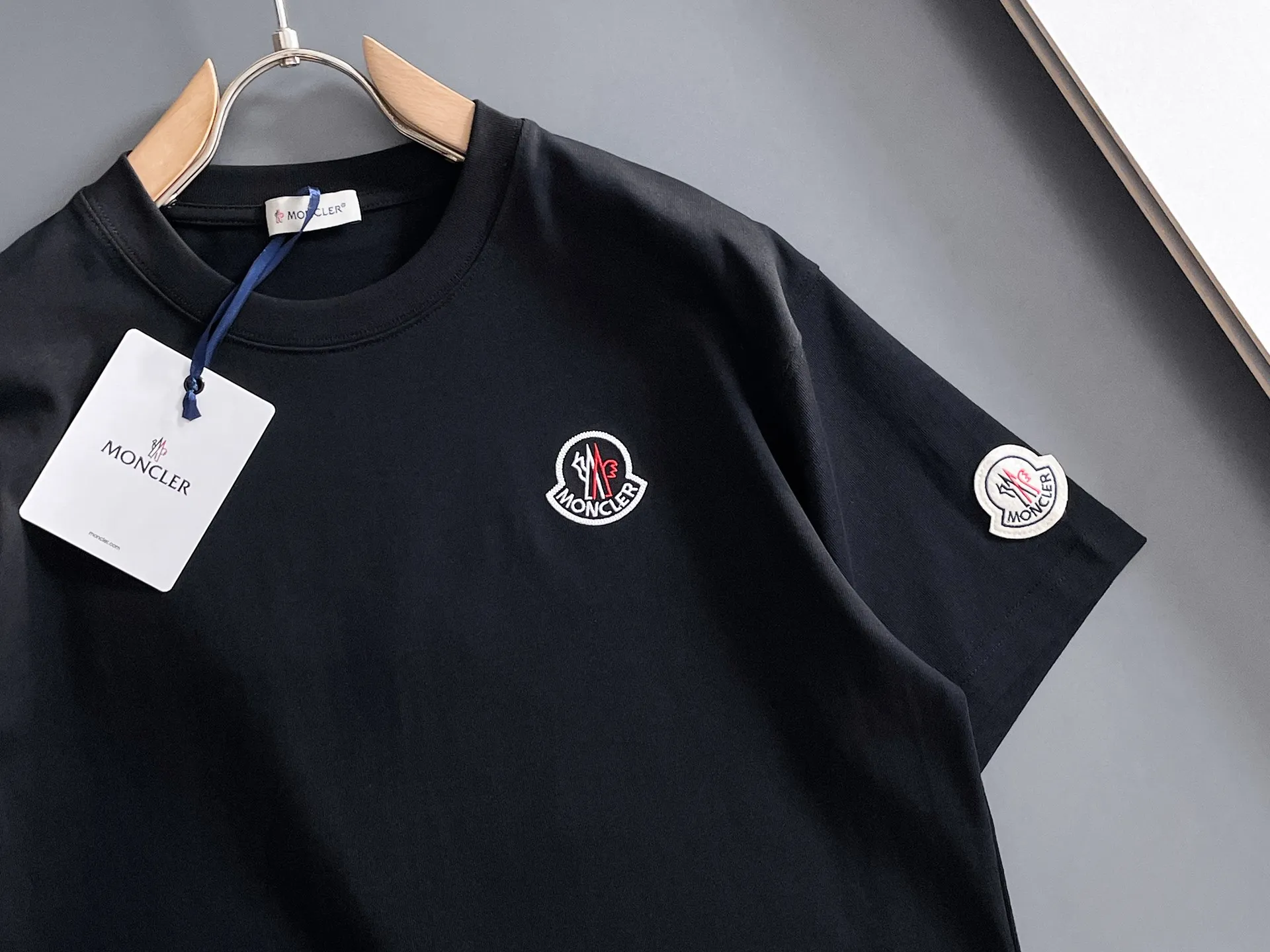 P190 MONCLER selects 340 grams of customized fabrics, high weight [top quality], special embroidery technology + customized seal embellishment, same style for men and women. Size: S M L XL XXL Color: Black White