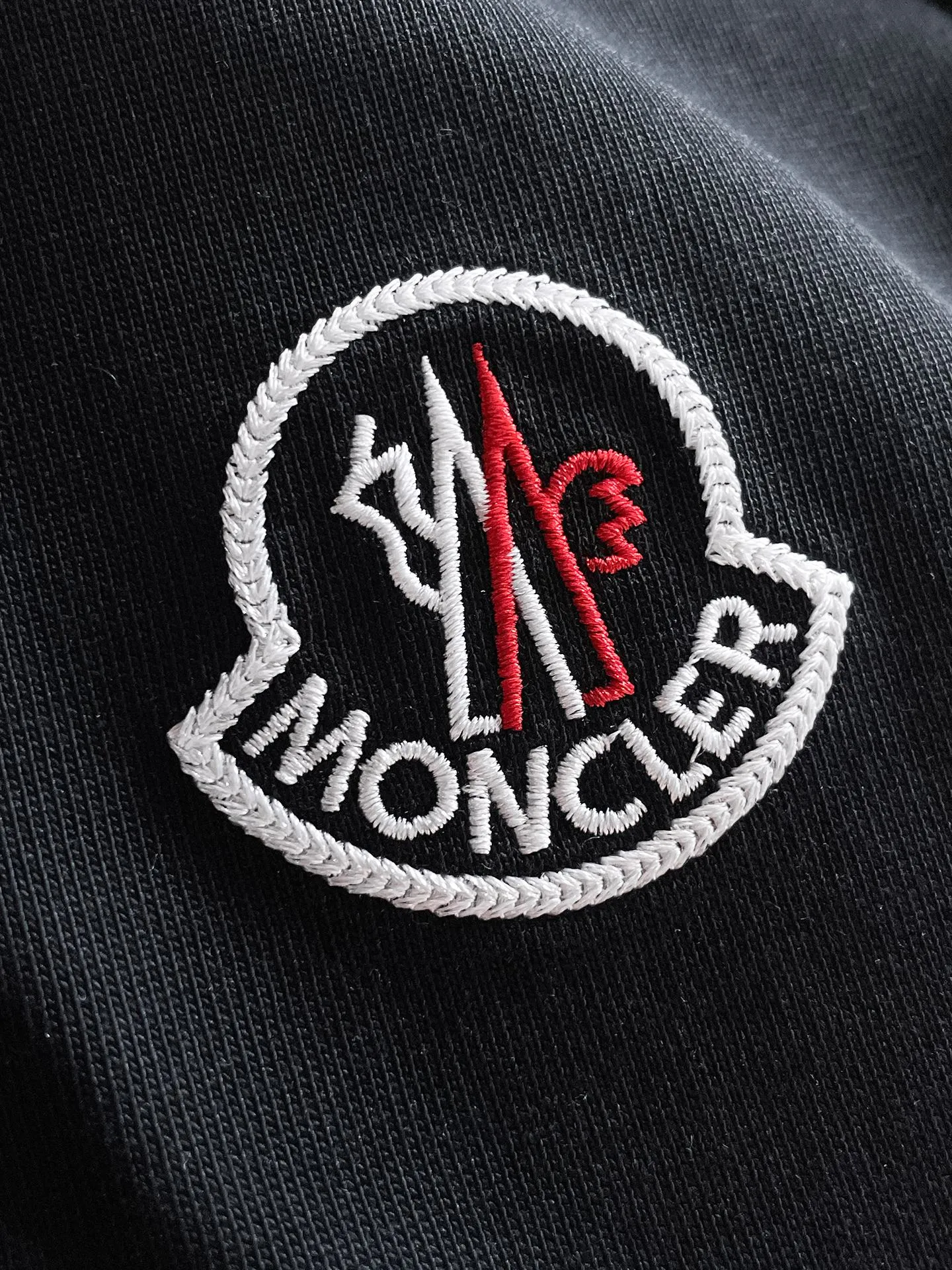 P190 MONCLER selects 340 grams of customized fabrics, high weight [top quality], special embroidery technology + customized seal embellishment, same style for men and women. Size: S M L XL XXL Color: Black White