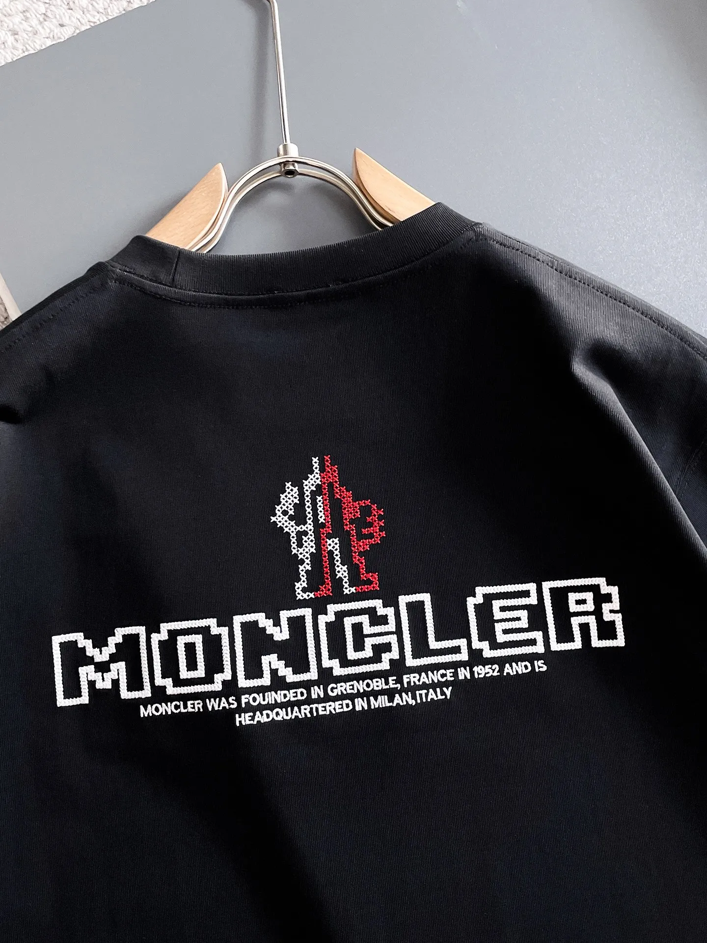 P190 MONCLER selects 340 grams of customized fabrics, high weight [top quality], special embroidery technology + customized seal embellishment, same style for men and women. Size: S M L XL XXL Color: Black White