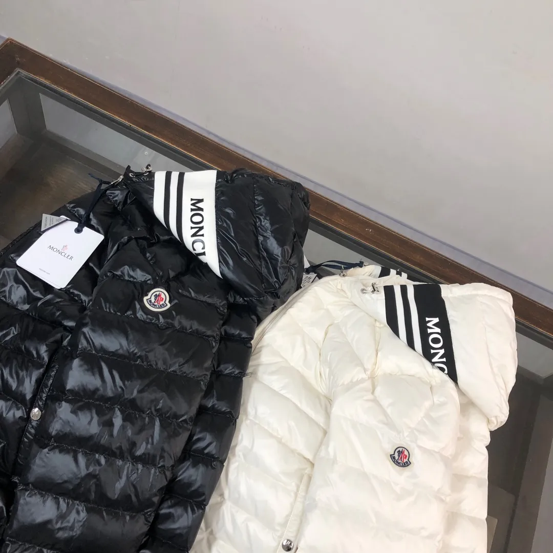 P800 🆕🆕🆕MONCLER 2024 winter latest hooded down jacket, thin and light, couple style! ! On sale simultaneously on the official website! This down jacket has a great sense of design and looks, and you can buy it directly with quality control. It’s a high-end product that you can’t go wrong with! Simple and elegant design ~ The hat webbing is designed with black and white splicing and is engraved with the brand's logo letter print ~ The overall design makes this dress unique! It is made of imported high-tech fabrics and is filled with white duck down. The texture and shape of the fabric are exquisite. You can feel its powerful aura through the detailed pictures. It also has superior handsomeness and thermal performance, making it easy to wear in various occasions! With polythermal insulation, you don’t have to worry about a little chill! It highlights the look and is also very warm~ Color: black, off-white Size: 1-2-3-4-5 (M~3XL)